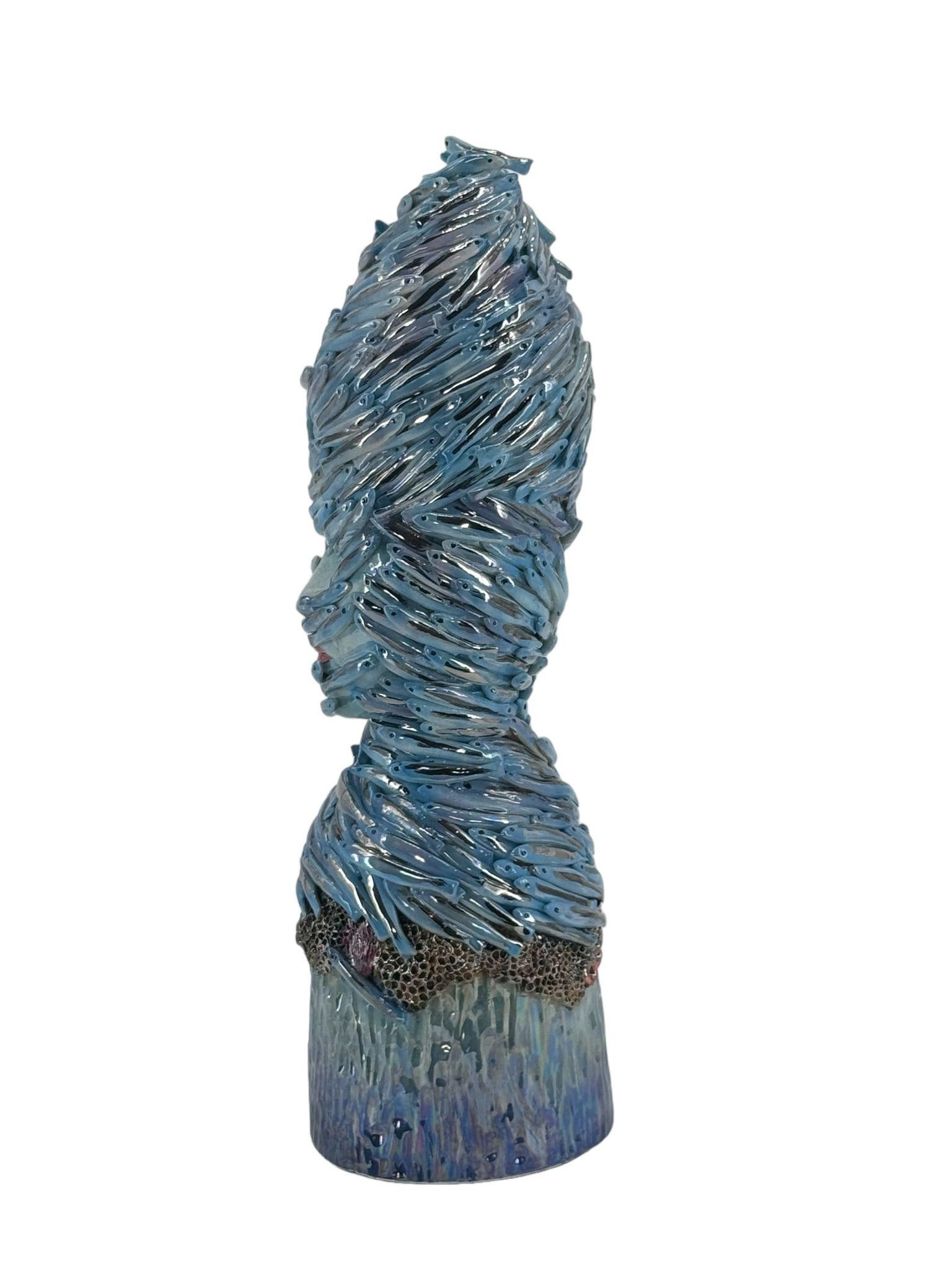 La dama marina roja y dorada se inspira en muchas reminiscencias culturales de Italia. Corales inspirados en nuestro mar mediterráneo, elementos dorados para un arte de lujo. Una suave cara de reavivamiento embellece la estatua. Todo está hecho a