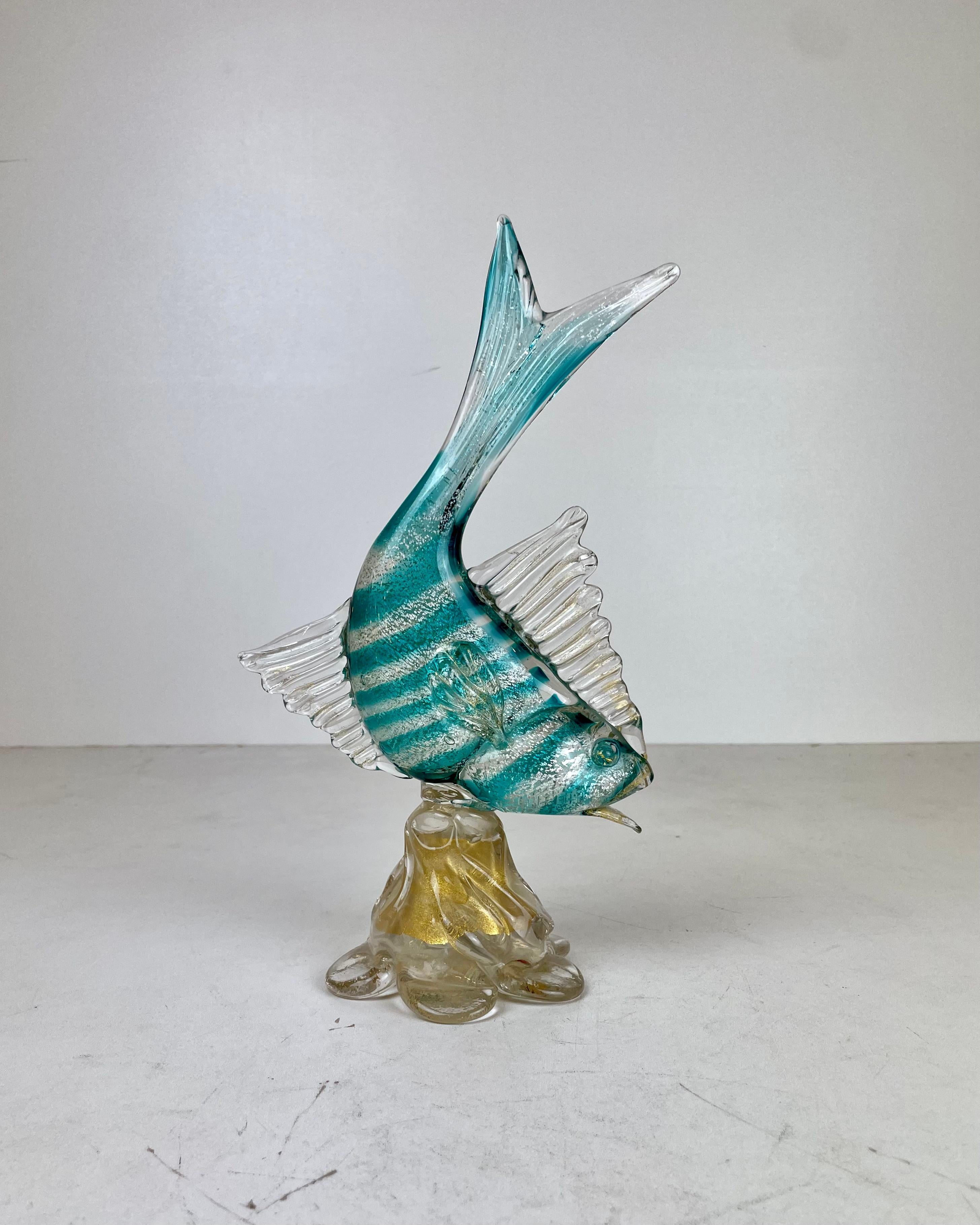 Mignon objet décoratif fabriqué à Venise dans les années 1900, ce poisson debout est réalisé en verre de Murano clair et bleu avec des incrustations de paillettes d'or et d'argent.
-
Produit en : Île de Murano, Venise, Italie
Période de conception :