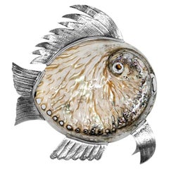 Fish Nº2 with mother-of-pearl shell and eye of the tiger by Alcino Silversmith