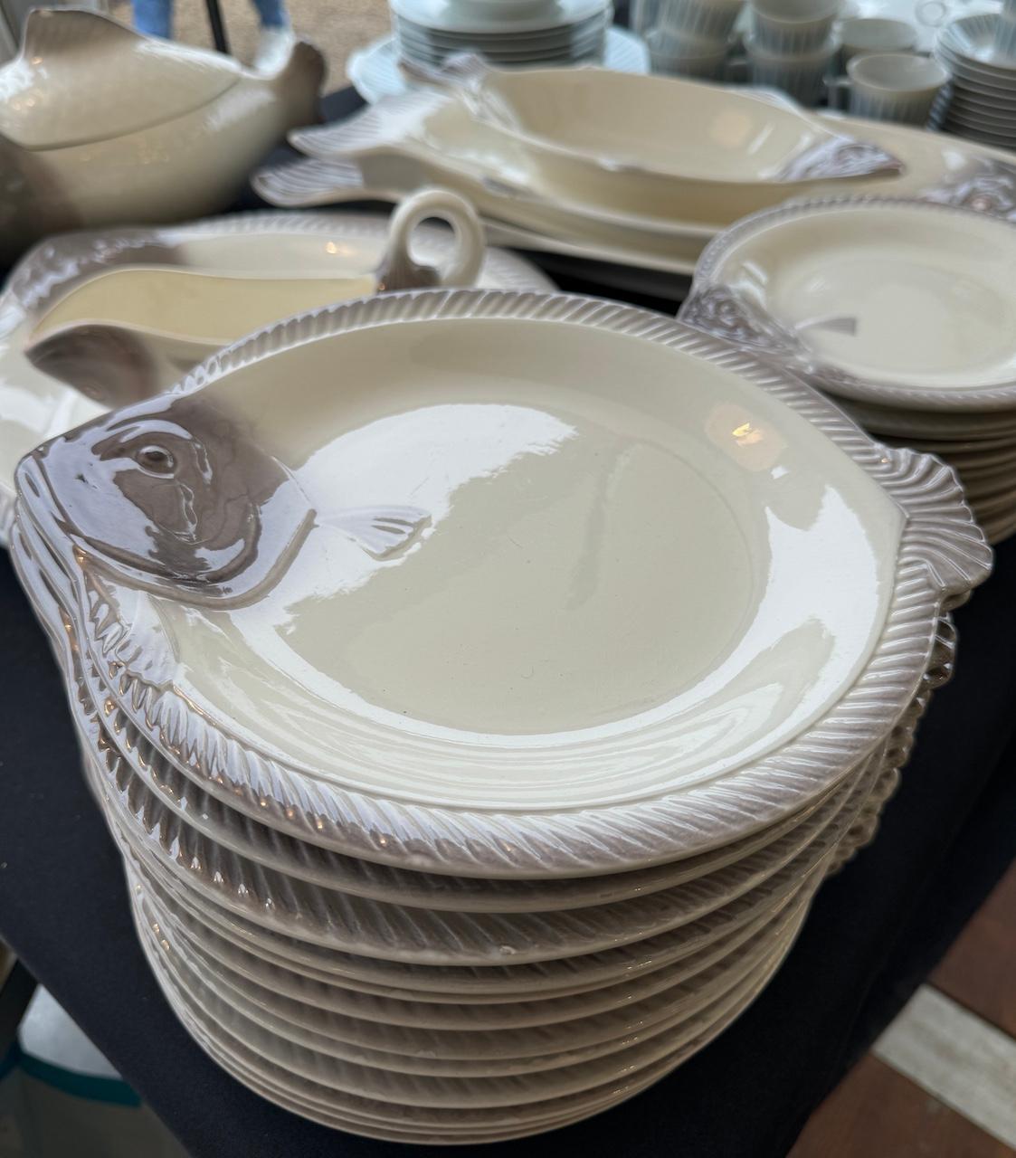 24 platos y fuentes de pescado de la famosa manufactura alemana Waechtersbach y diseñados por el. gran Albin Müller en 1906.

Loza esmaltada con un color de fondo crema y la decoración en una combinación de gris y rosa o topo. Hay un magnífico