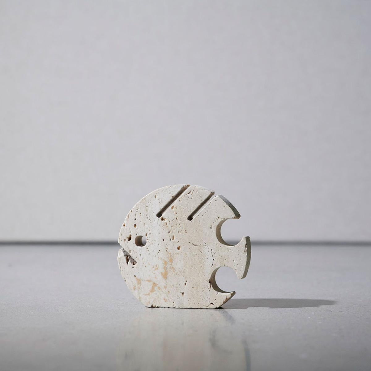 Scultura di pesce in marmo travertino dei Fratelli Mannelli.

Scultura di pesce in marmo travertino.

Informazioni aggiuntive:
Materiale: travertino
Artista: Fratelli Mannelli
Dimensioni: 9 L X 1,8 P X 8,4 H cm.