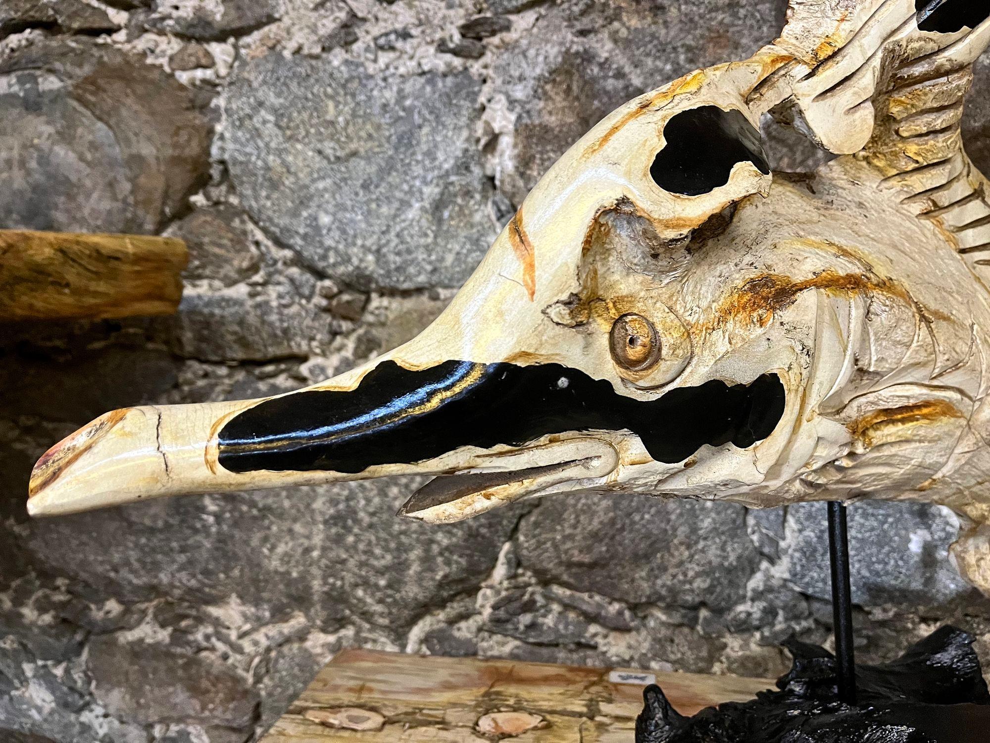 Escultura de pez de raíz de teca tallada a mano sobre base lacada en negro, Indonesia 2023 Tallado a mano en venta