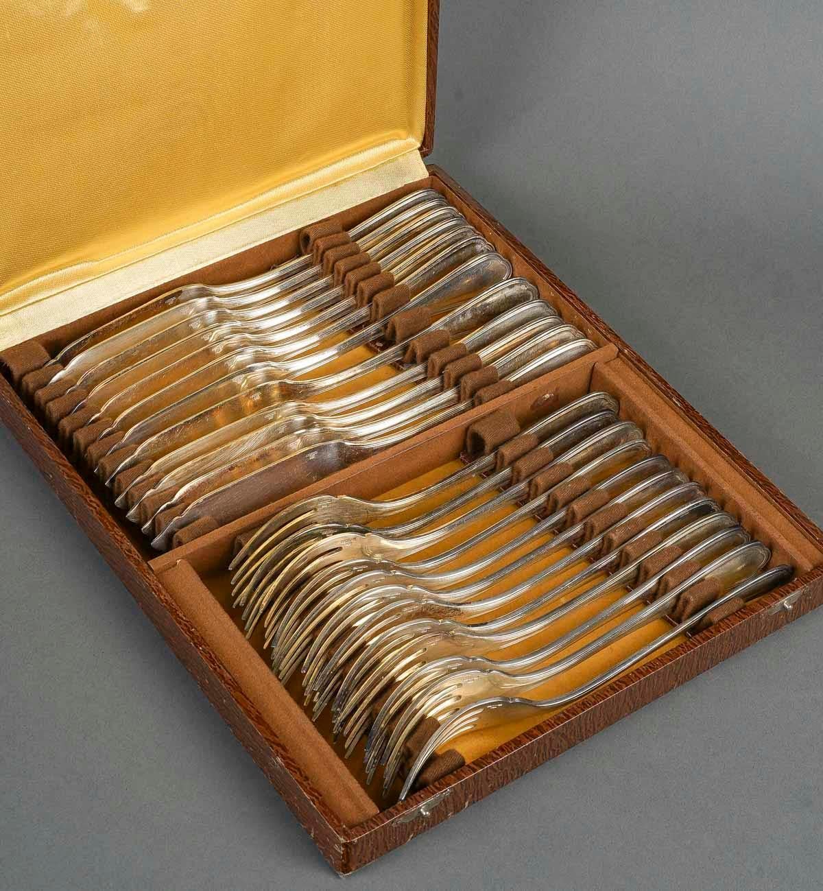Fish service with 12 forks and 12 fish knives by the silversmith Christofle in Paris, 1960-1970.

Fish service with 12 silver plated forks and 12 fish knives in the original box by Christofle Goldsmith in Paris, 1960-1970.
Box: H: 4cm, W: 23cm, D: