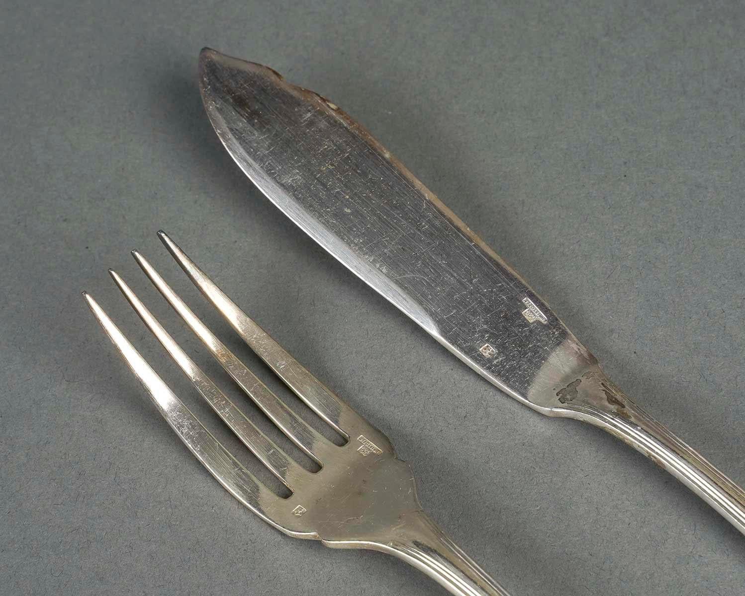 Fish Service with 12 Forks and 12 Fish Knives by the Silversmith Christofle. In Good Condition For Sale In Saint-Ouen, FR