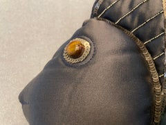 Cojín con forma de pez bordado a mano sobre seda con cuentas plateadas y lentejuelas