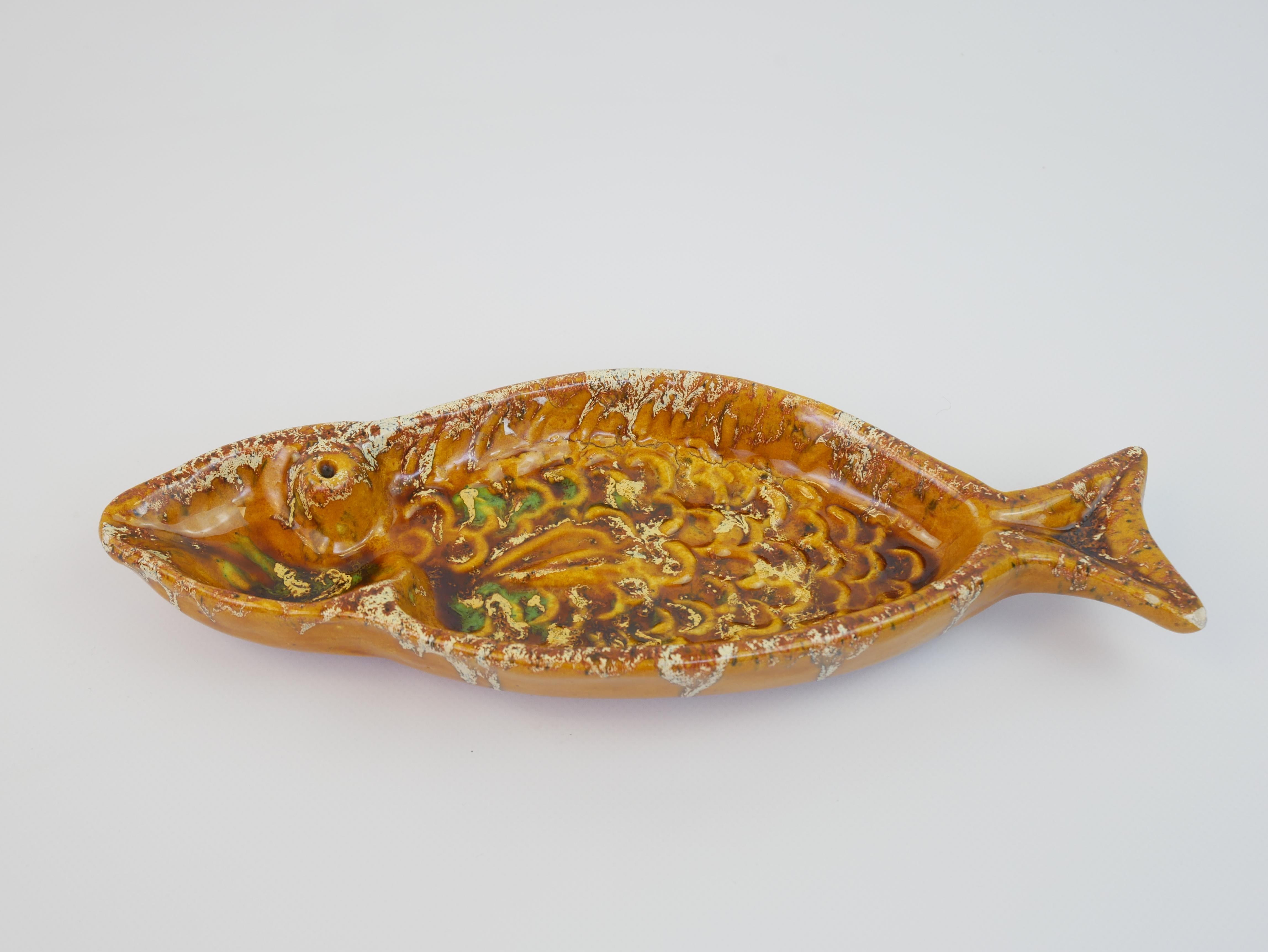 Mid-Century Modern Plats décoratifs / vide-poche en céramique jaune en forme de poisson en vente