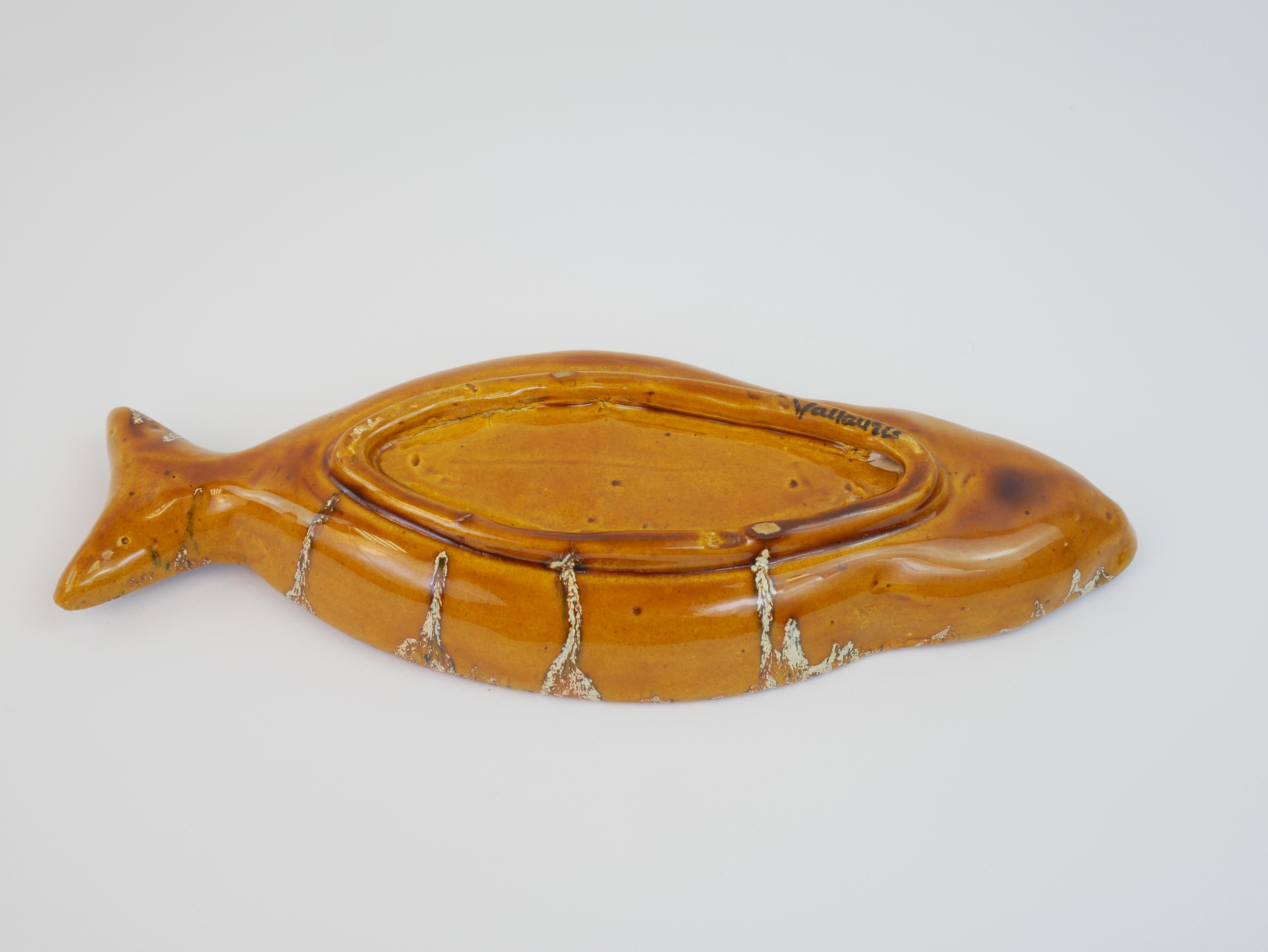Français Plats décoratifs / vide-poche en céramique jaune en forme de poisson en vente