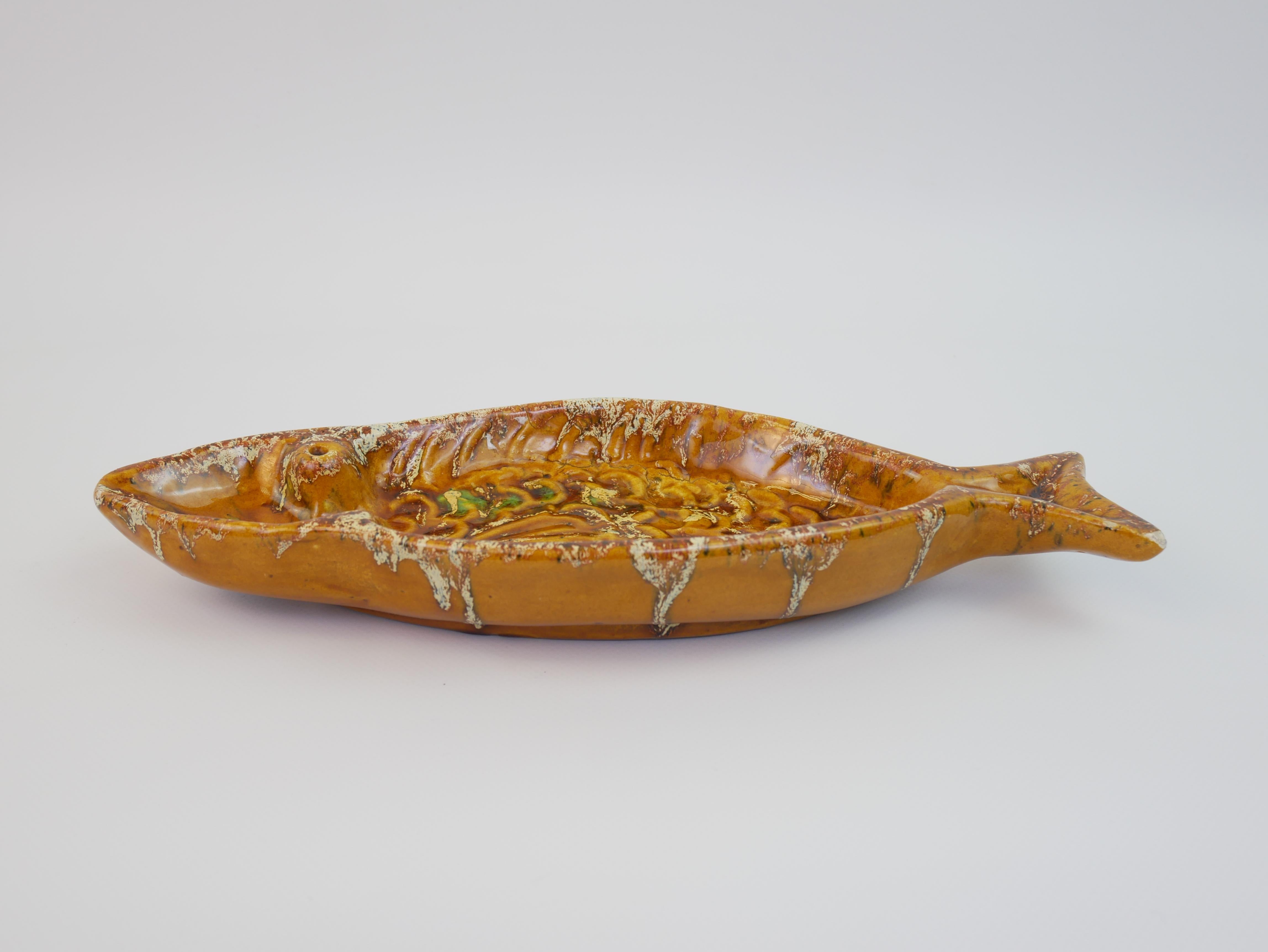 Plats décoratifs / vide-poche en céramique jaune en forme de poisson en vente 1