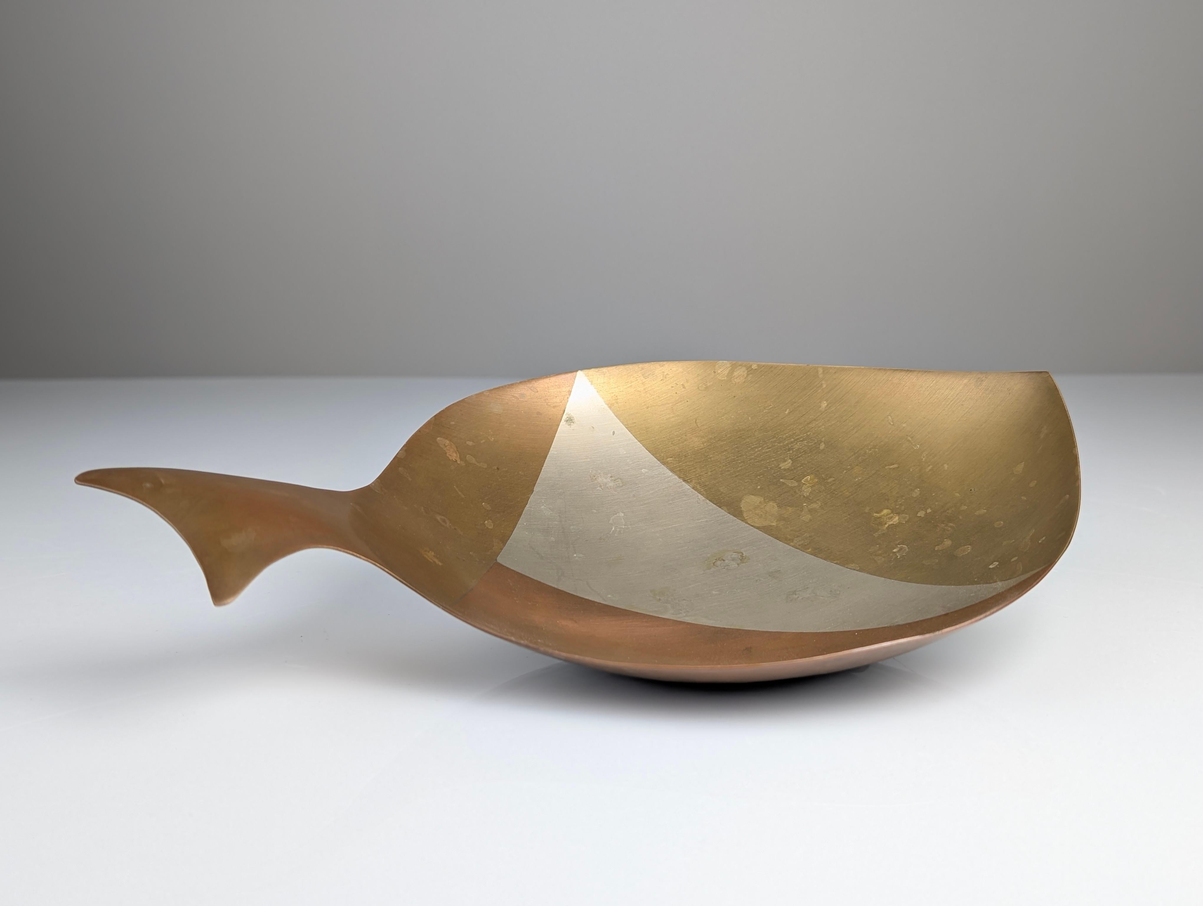 Centrotavola a forma di pesce, rame e ottone con metalli misti, E. Cabello, anni '60 in vendita 2