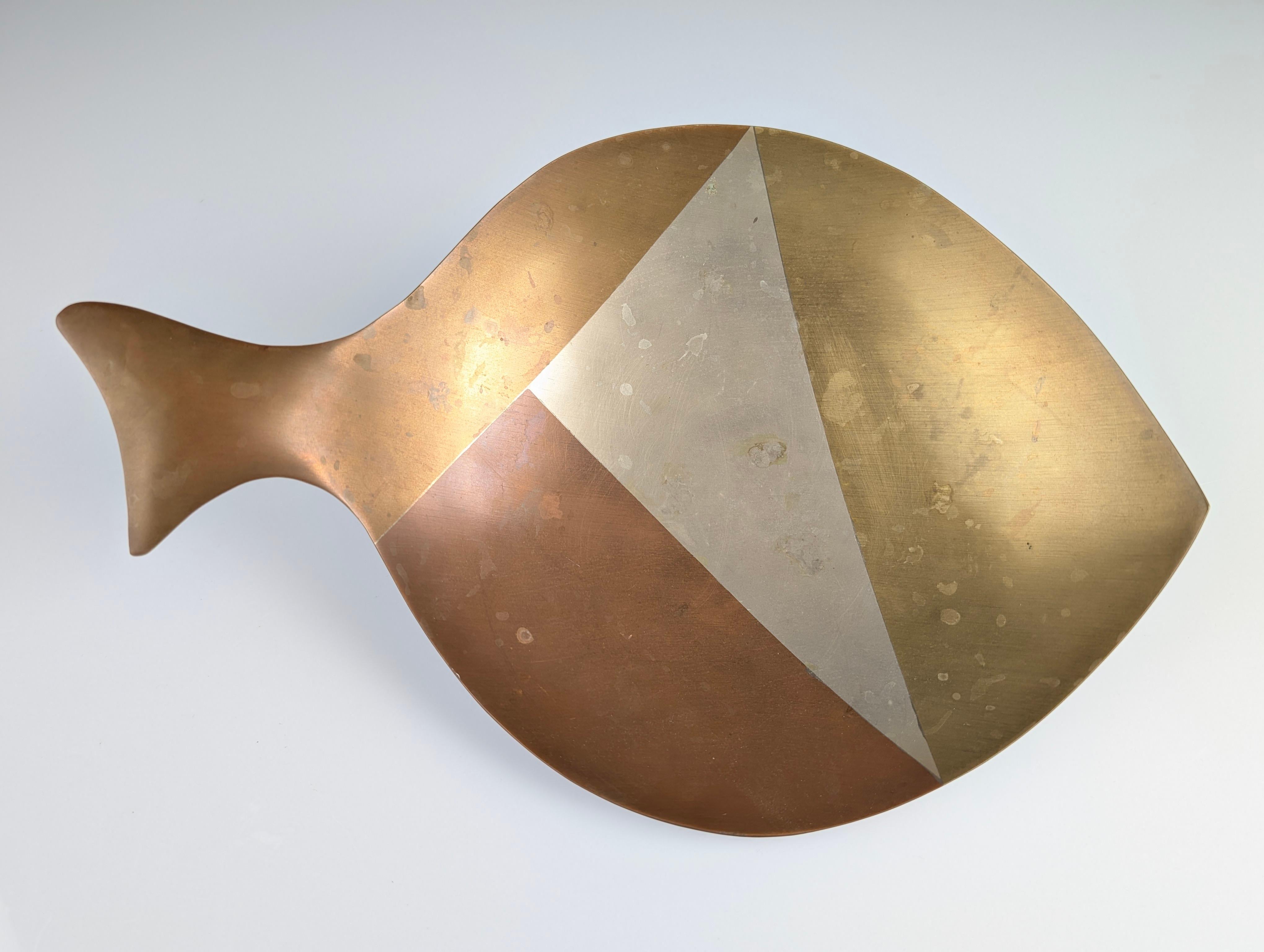 Centrotavola a forma di pesce, rame e ottone con metalli misti, E. Cabello, anni '60 in vendita 5