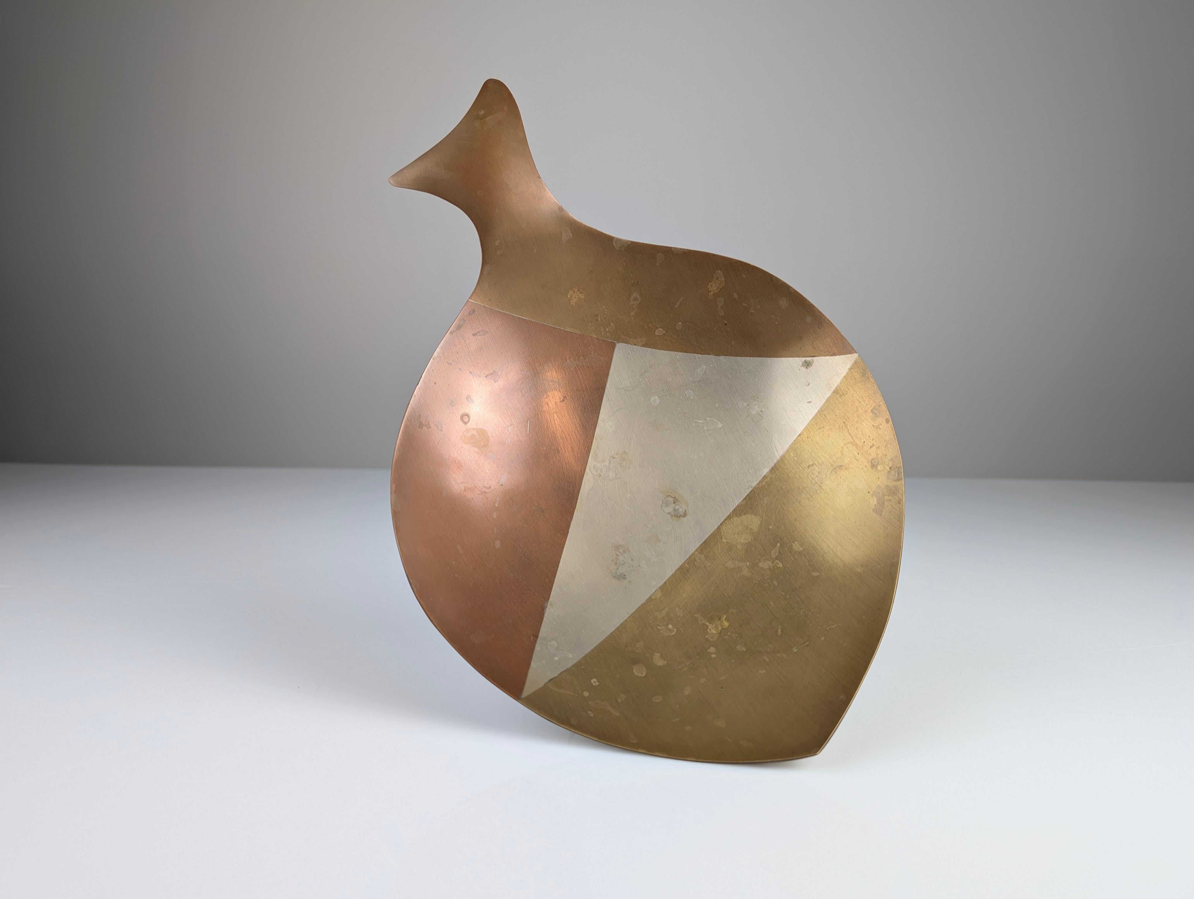 Questo elegante centrotavola, disegnato da E. Cabello nel Messico degli anni '60, presenta una sofisticata forma di pesce realizzata con la tecnica dei Metalli Sposati. L'armoniosa miscela di rame, ottone e metalli misti crea motivi geometrici con