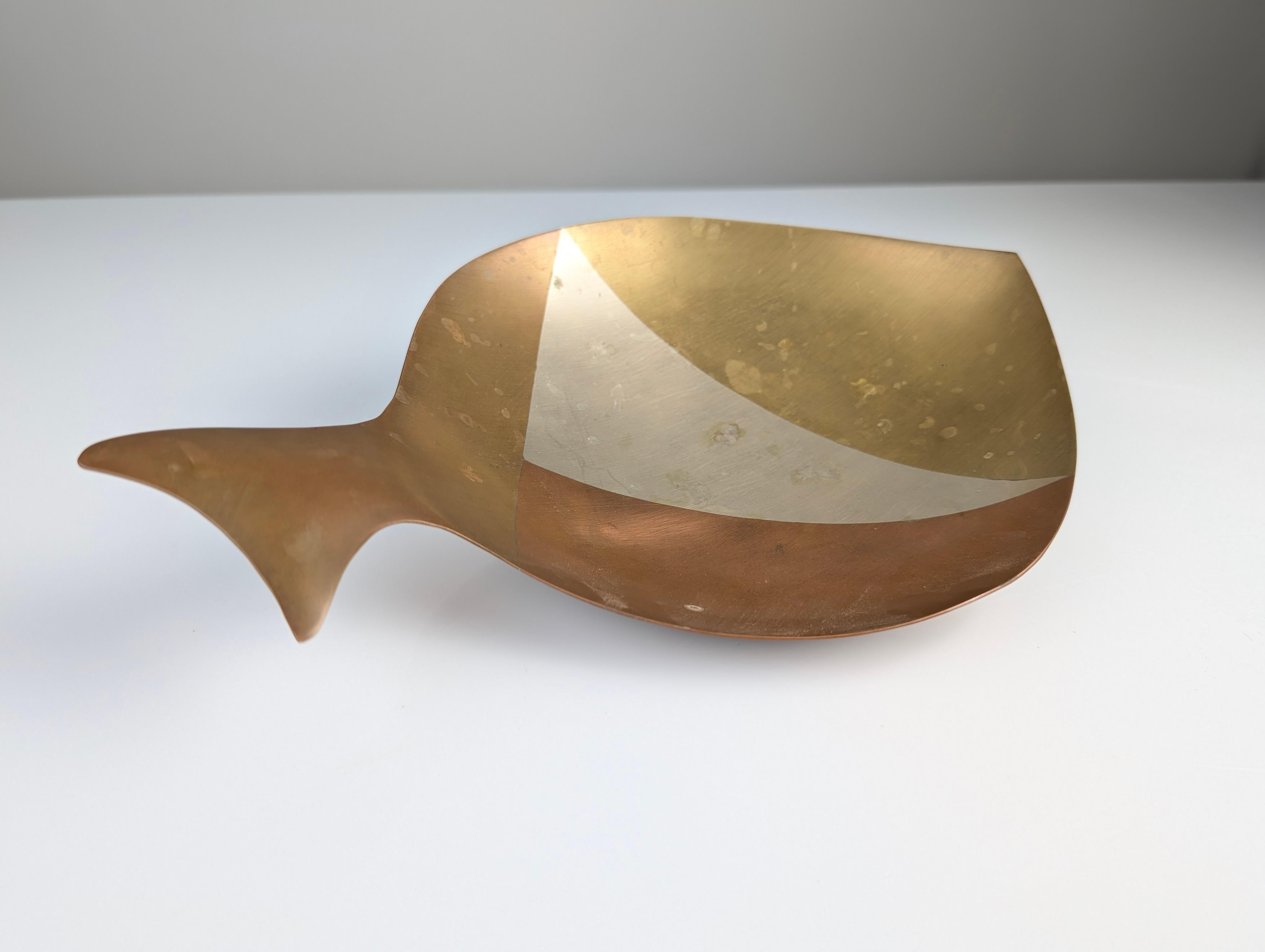 Mid-Century moderno Centrotavola a forma di pesce, rame e ottone con metalli misti, E. Cabello, anni '60 in vendita