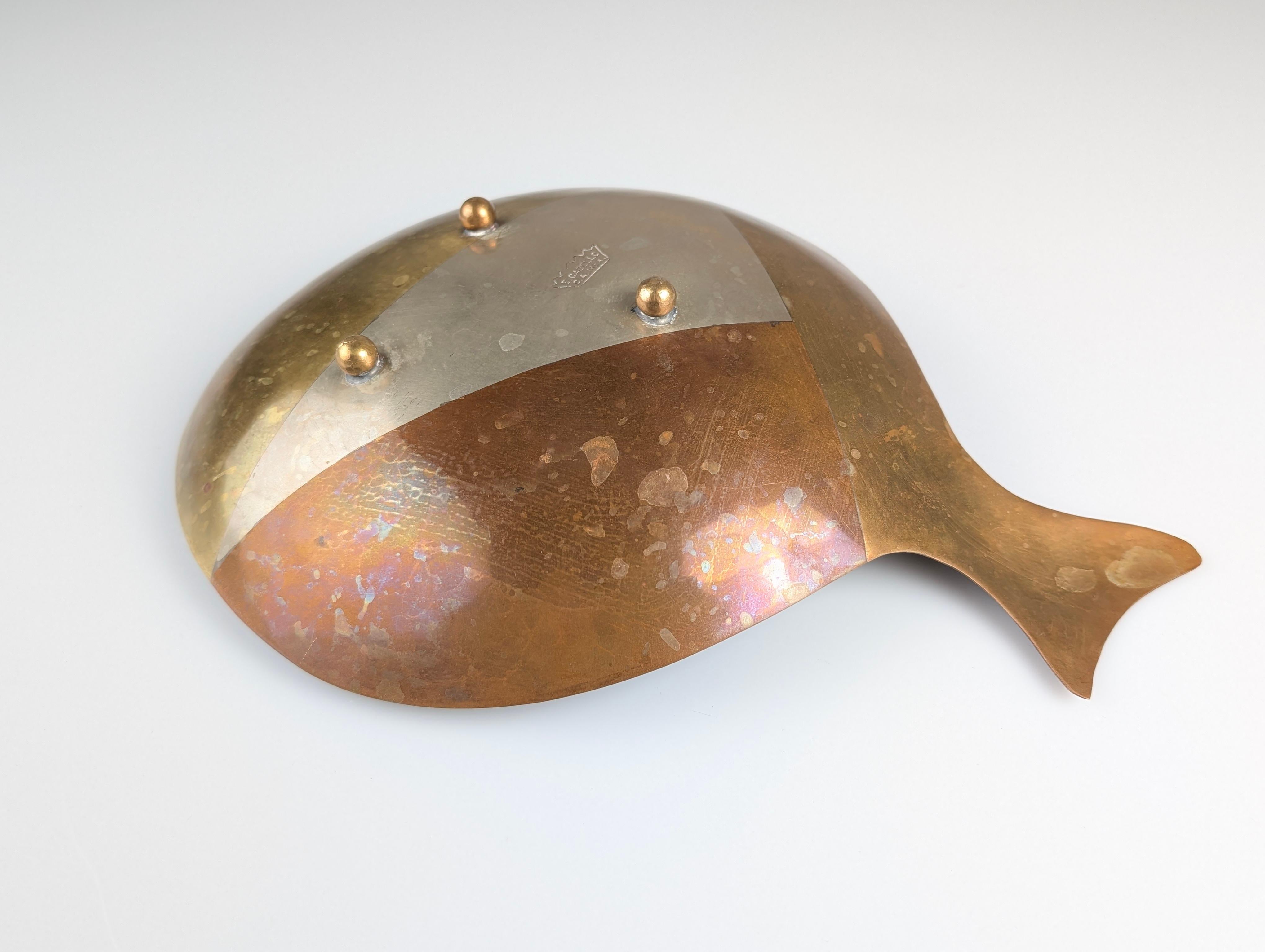 Metà XX secolo Centrotavola a forma di pesce, rame e ottone con metalli misti, E. Cabello, anni '60 in vendita