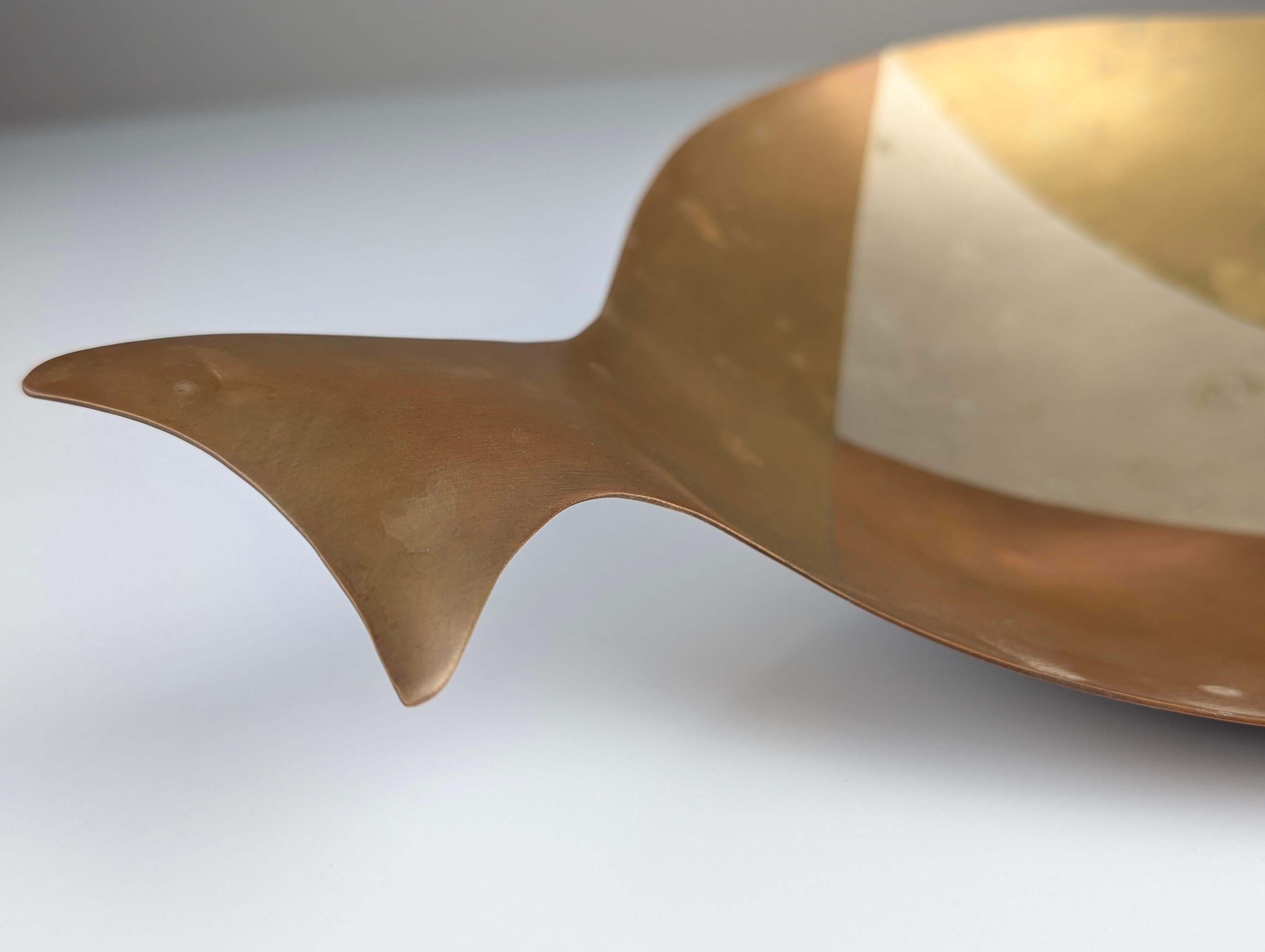 Centrotavola a forma di pesce, rame e ottone con metalli misti, E. Cabello, anni '60 in vendita 1