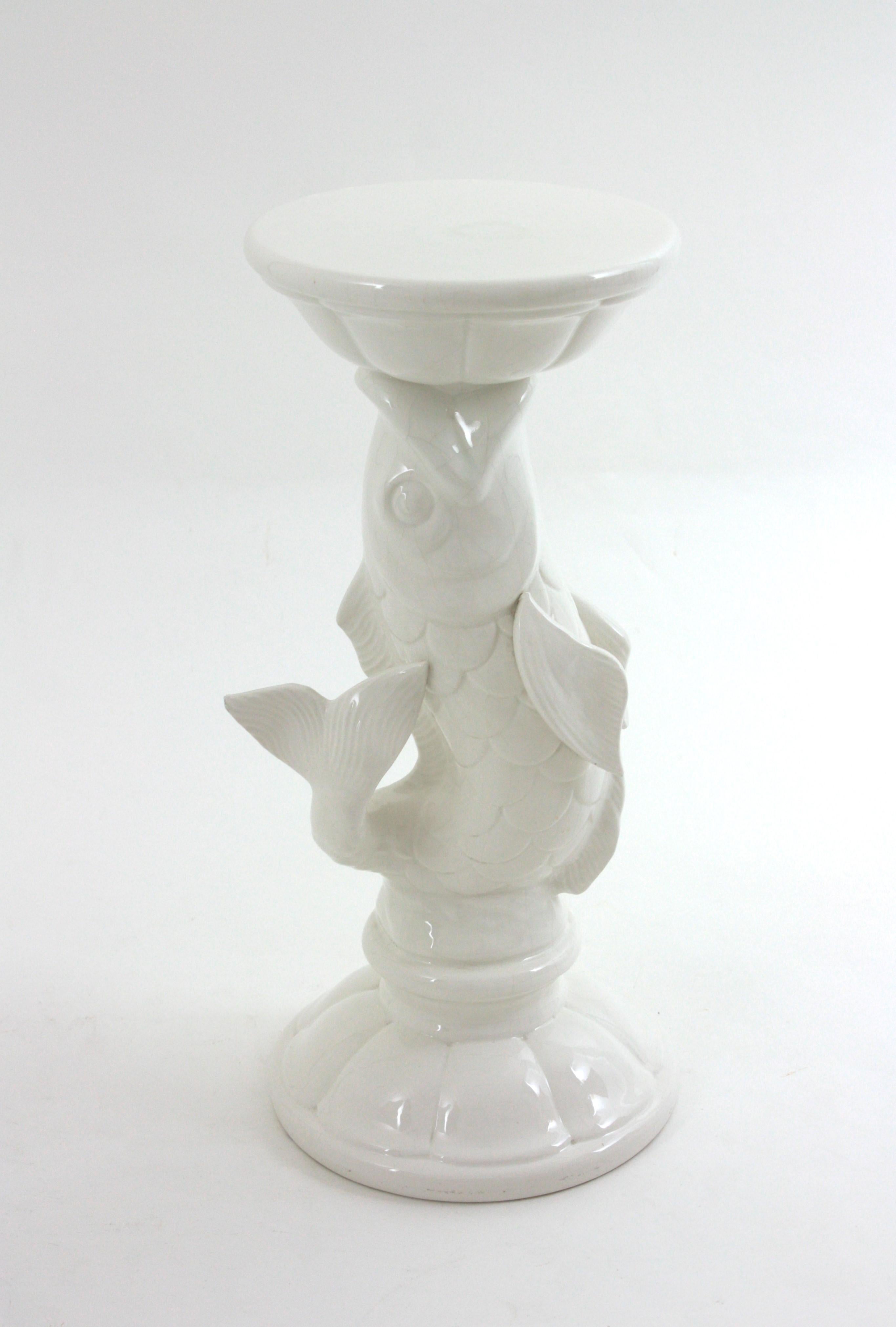 Cocktail Tables / Tavolino in ceramica bianca Cool Spanish White Fish
Spagna, 1950-1960
Tavolo con piedistallo a forma di pesce in ceramica smaltata bianca, stile Mid-Century Modern.
Questo tavolino scultoreo presenta un pesce Koi che si erge su una