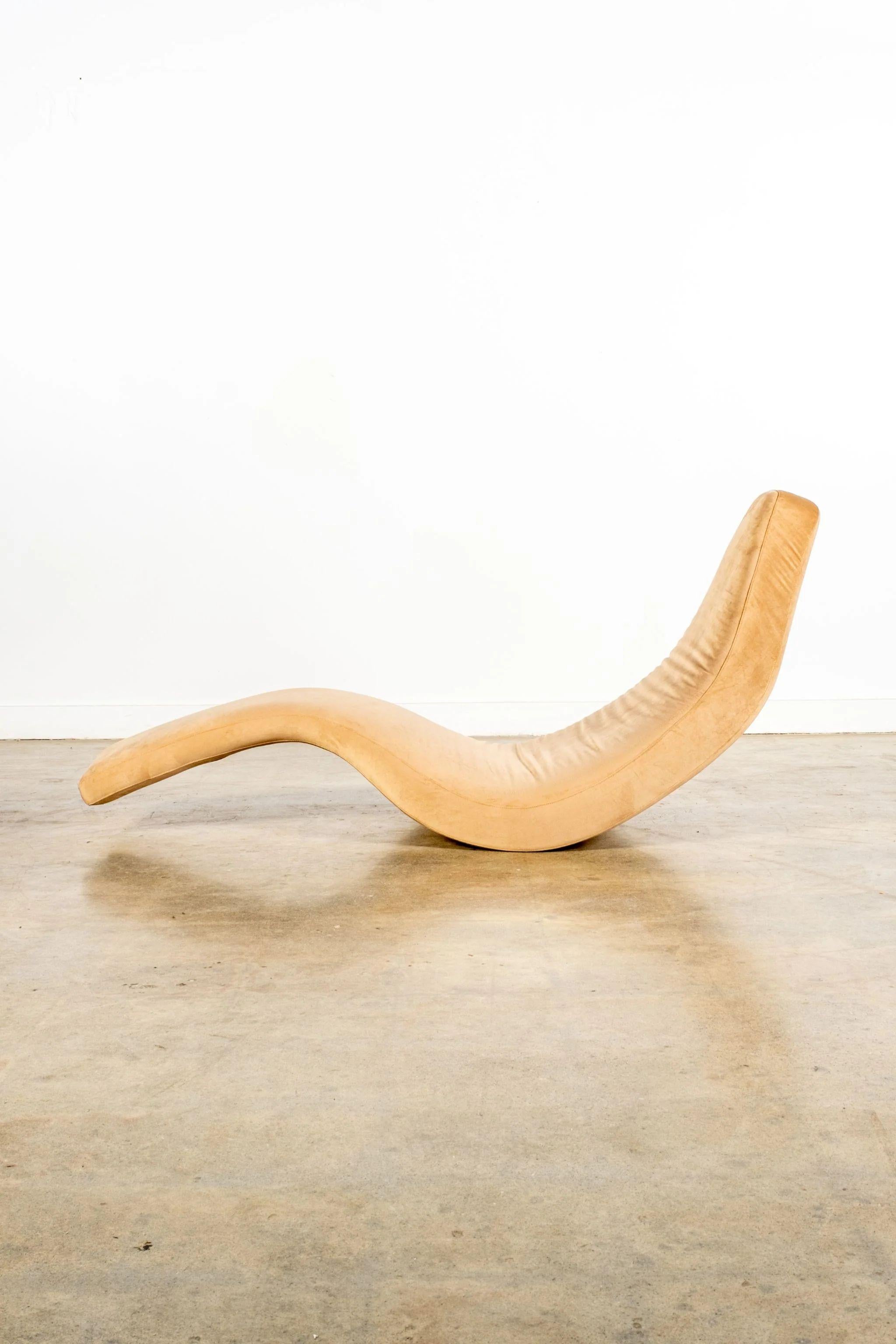 Ce fauteuil inclinable en forme de poisson possède les courbes nécessaires pour guérir tous les maux. Récemment recouverte d'un luxueux revêtement en velours, sa forme simple et épurée s'intègre parfaitement dans tout environnement. Léger, il est