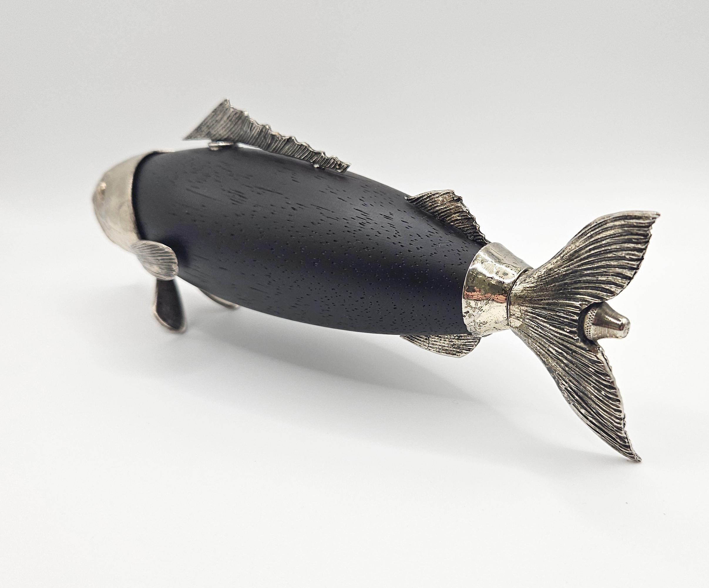 Moulin à poivre en forme de poisson en métal argenté par Tre Spade, Italie, c. 1960 en vente 3