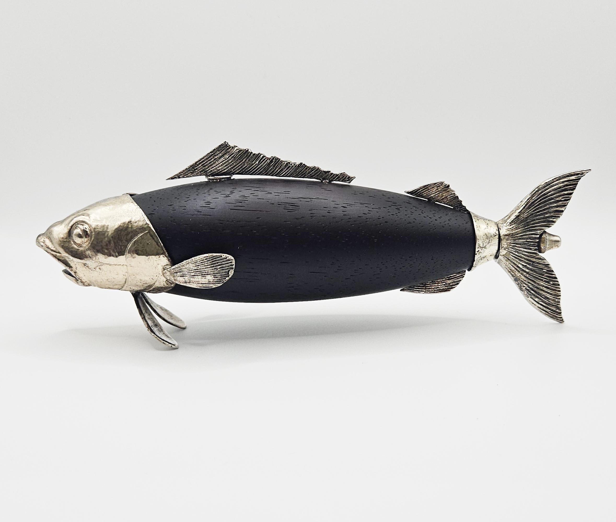 Moulin à poivre en forme de poisson en métal argenté par Tre Spade, Italie, c. 1960 en vente 5