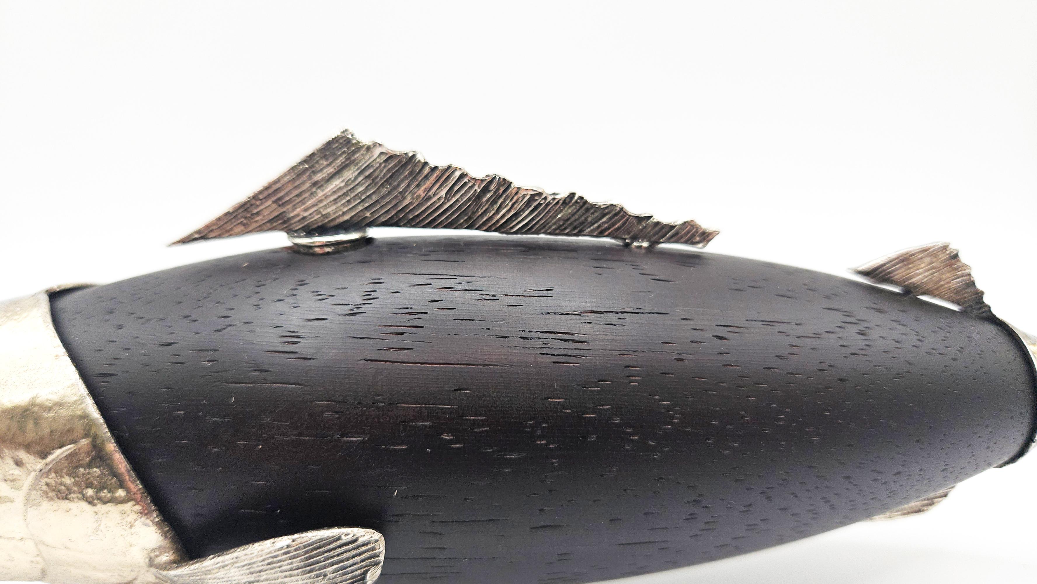 italien Moulin à poivre en forme de poisson en métal argenté par Tre Spade, Italie, c. 1960 en vente