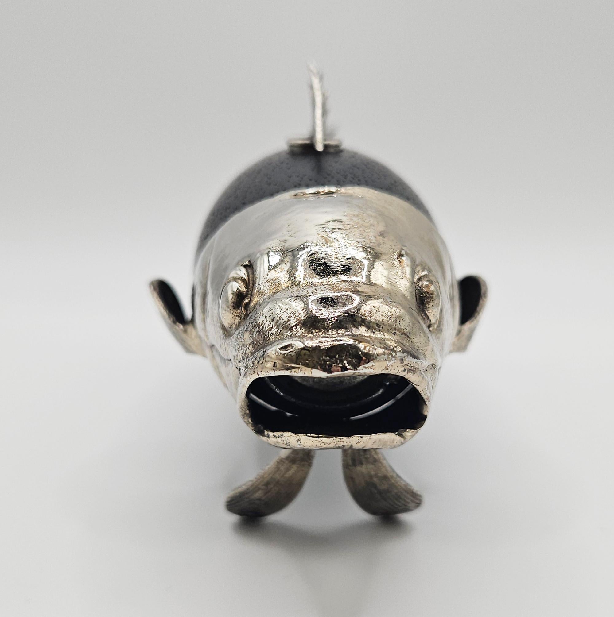 Plaqué argent Moulin à poivre en forme de poisson en métal argenté par Tre Spade, Italie, c. 1960 en vente