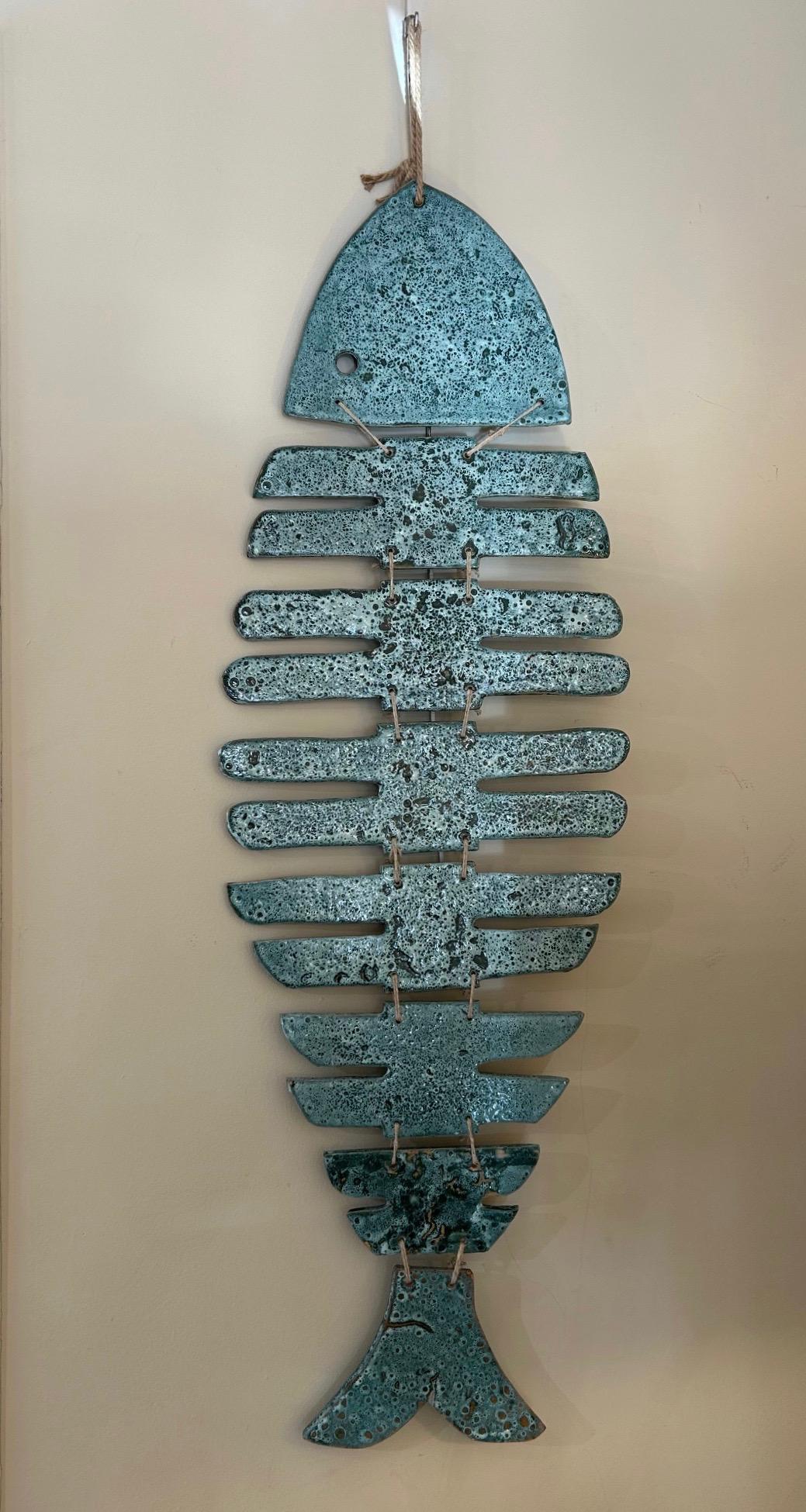 Poisson squelette en céramique bleu turquoise
Les panneaux de céramique suspendus à une corde fonctionnent-ils ?
Il peut être accroché au mur ou placé au centre d'une pièce en tant que
un mobile.
De belles œuvres d'artistes faites à la main, des