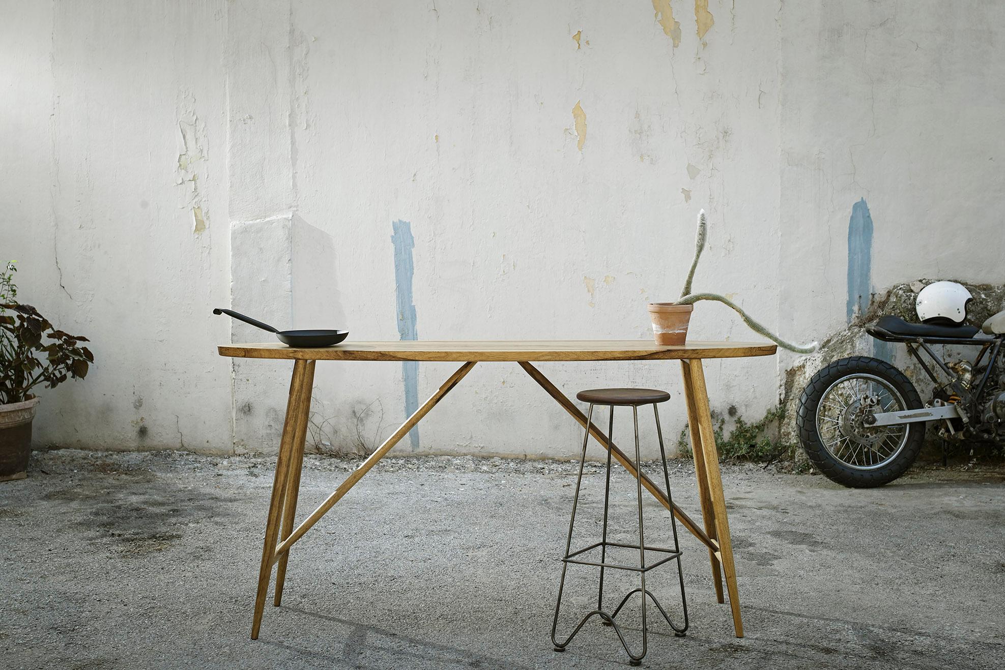 Le tabouret Fish est doté d'un cadre en acier inoxydable plié à la main et d'un siège en bois massif Neuf - En vente à beirut, LB