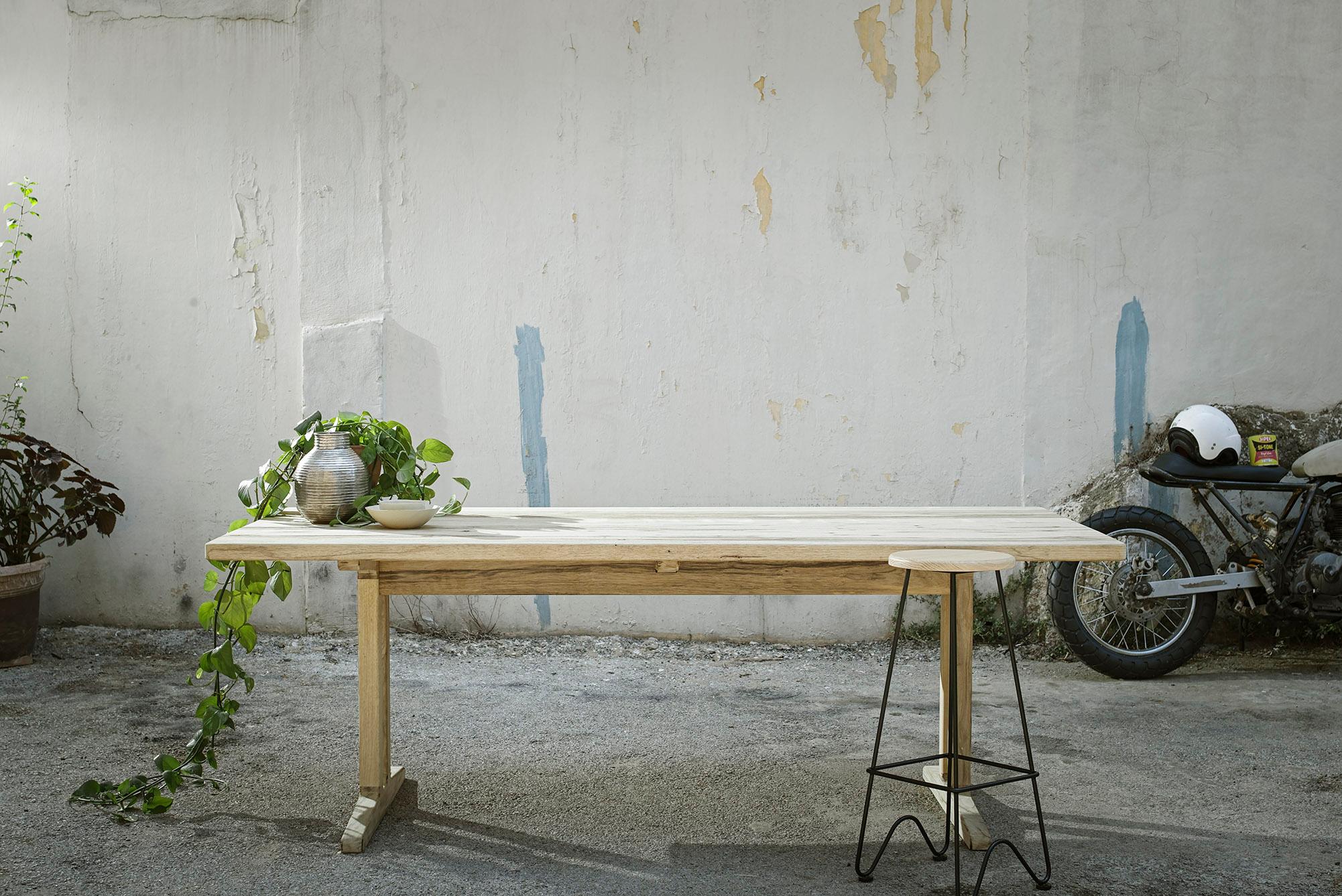 XXIe siècle et contemporain Le tabouret Fish est doté d'un cadre en acier inoxydable plié à la main et d'un siège en bois massif en vente