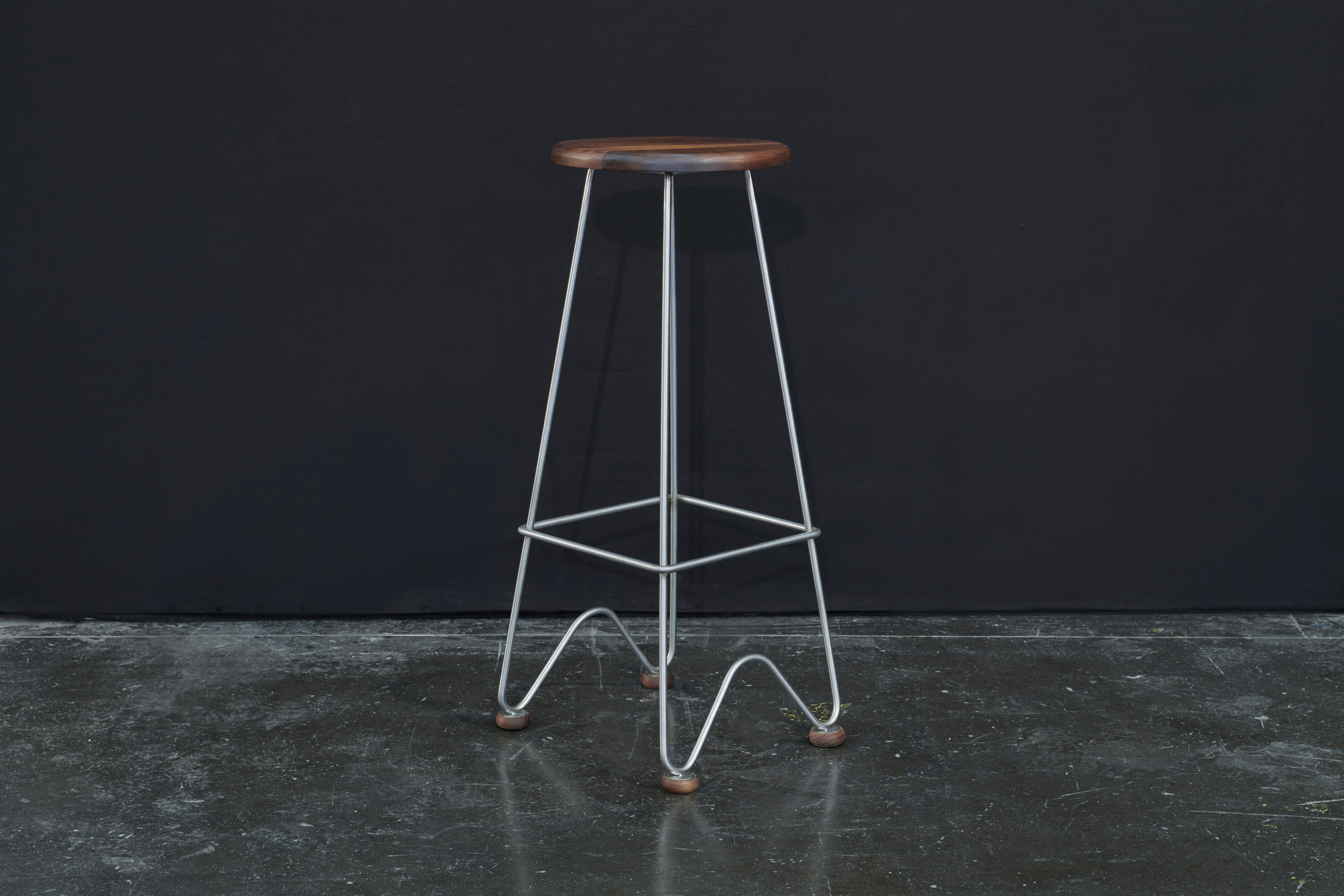 Acier inoxydable Le tabouret Fish est doté d'un cadre en acier inoxydable plié à la main et d'un siège en bois massif en vente