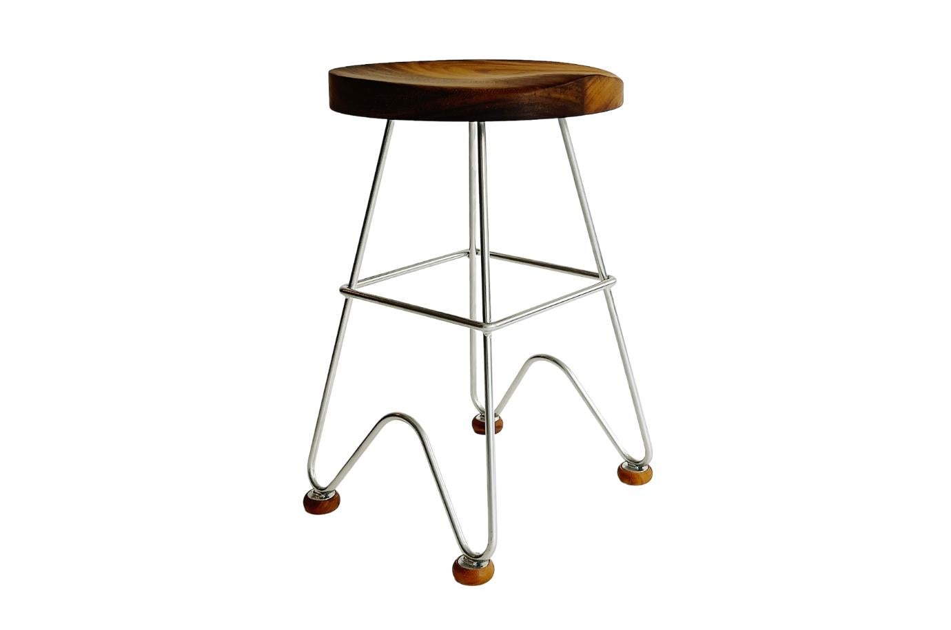 Le tabouret poisson est un tabouret de salle à manger doté de pieds en queue de poisson pliés à la main en acier et d'une assise Steele en bois de Teck Iroko épaisseur : 4,5 cm.
Le tabouret repose sur des roulettes en bois massif pour protéger le
