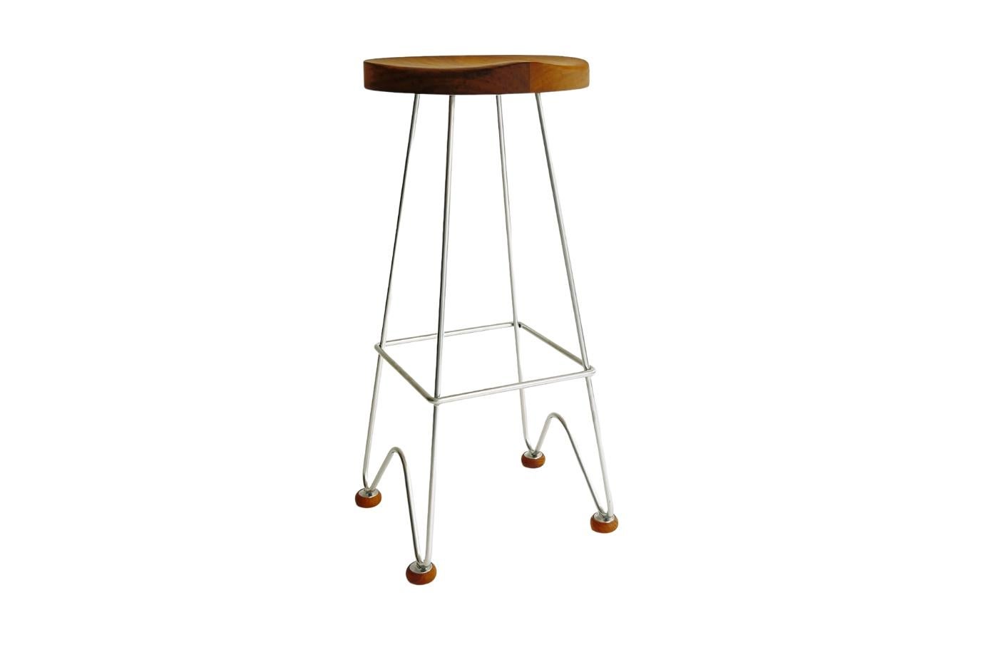 Le tabouret poisson est un tabouret de bar avec des pieds en queue de poisson pliés à la main en acier et une assise en bois de Teck Iroko.
Le tabouret repose sur des roulettes en bois massif pour protéger le sol.
Cette pièce artisanale est huilée à