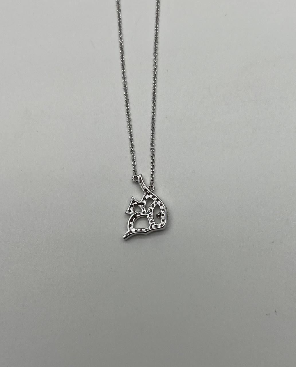 Ce collier exquis est réalisé en or blanc 18 carats. Le pendentif présente un design délicat orné de diamants blancs étincelants. Les diamants sont de couleur G, ce qui confère à la pièce un éclat brillant. Le collier est léger et confortable, ce
