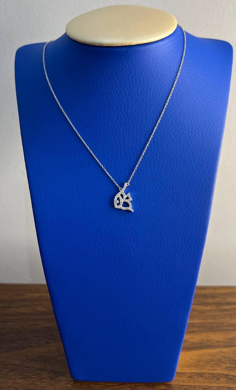 Collier pendentif en or blanc 18 carats serti d'un halo de diamants en forme de poisson Neuf - En vente à Oakton, VA