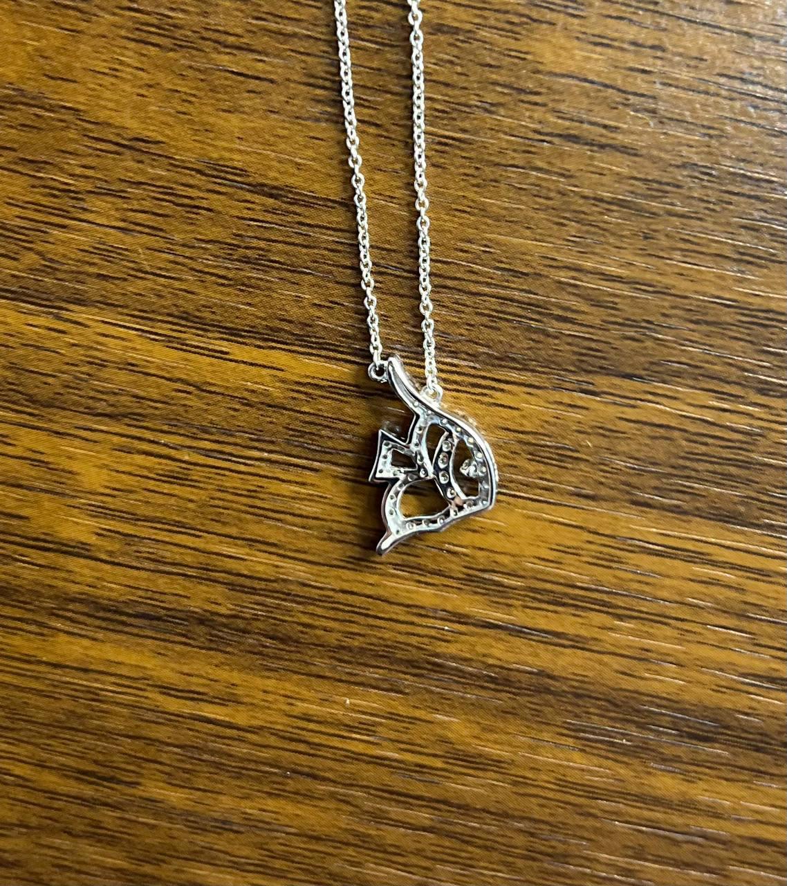 Collier pendentif en or blanc 18 carats serti d'un halo de diamants en forme de poisson en vente 2