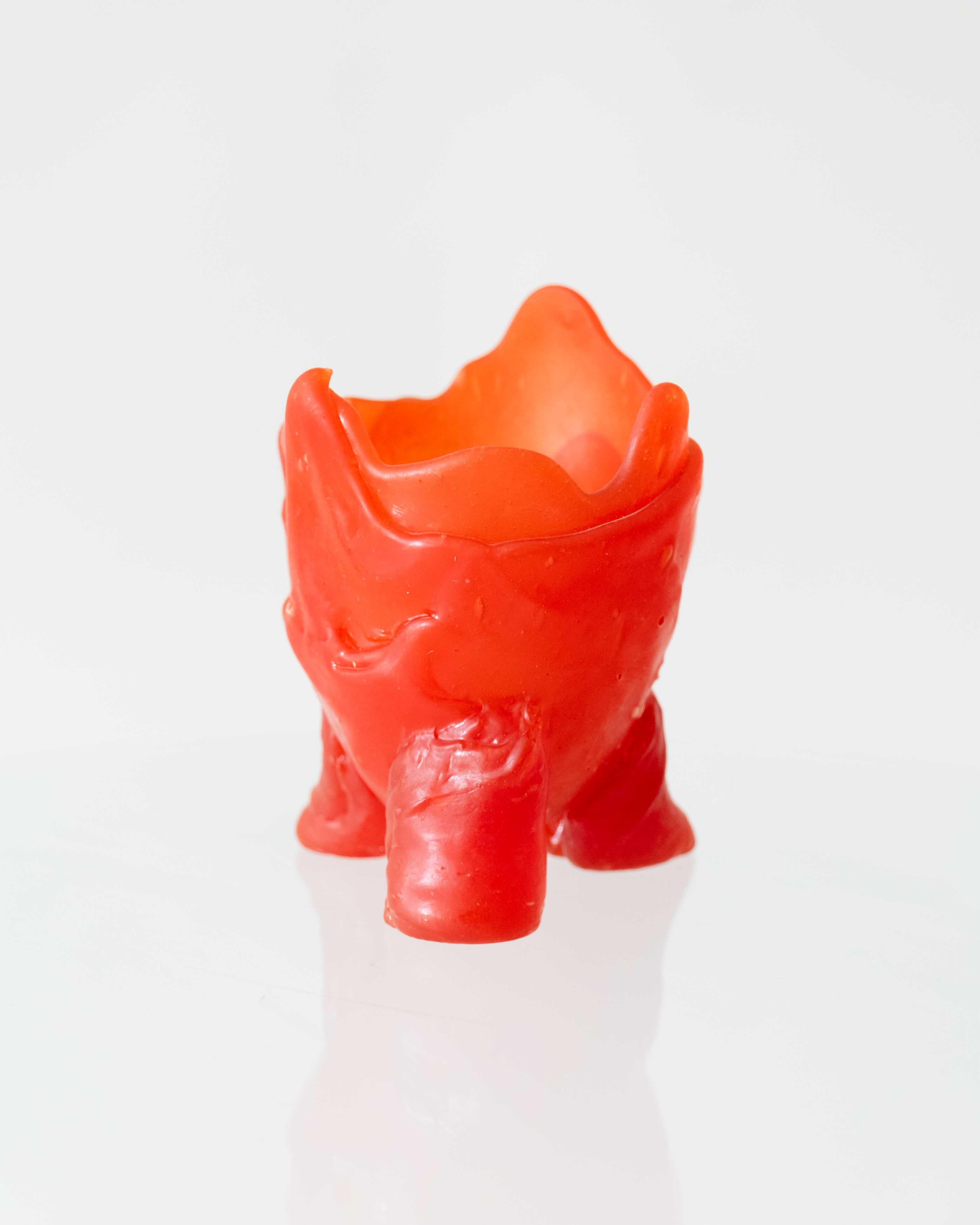 Ce vase en résine de Gaetano Pesce repose sur trois petits pieds, avec des couches audacieuses de résine rouge moulée empilées dans une forme expressive et sculpturale. Irrégulier, vibrant et plein de personnalité.