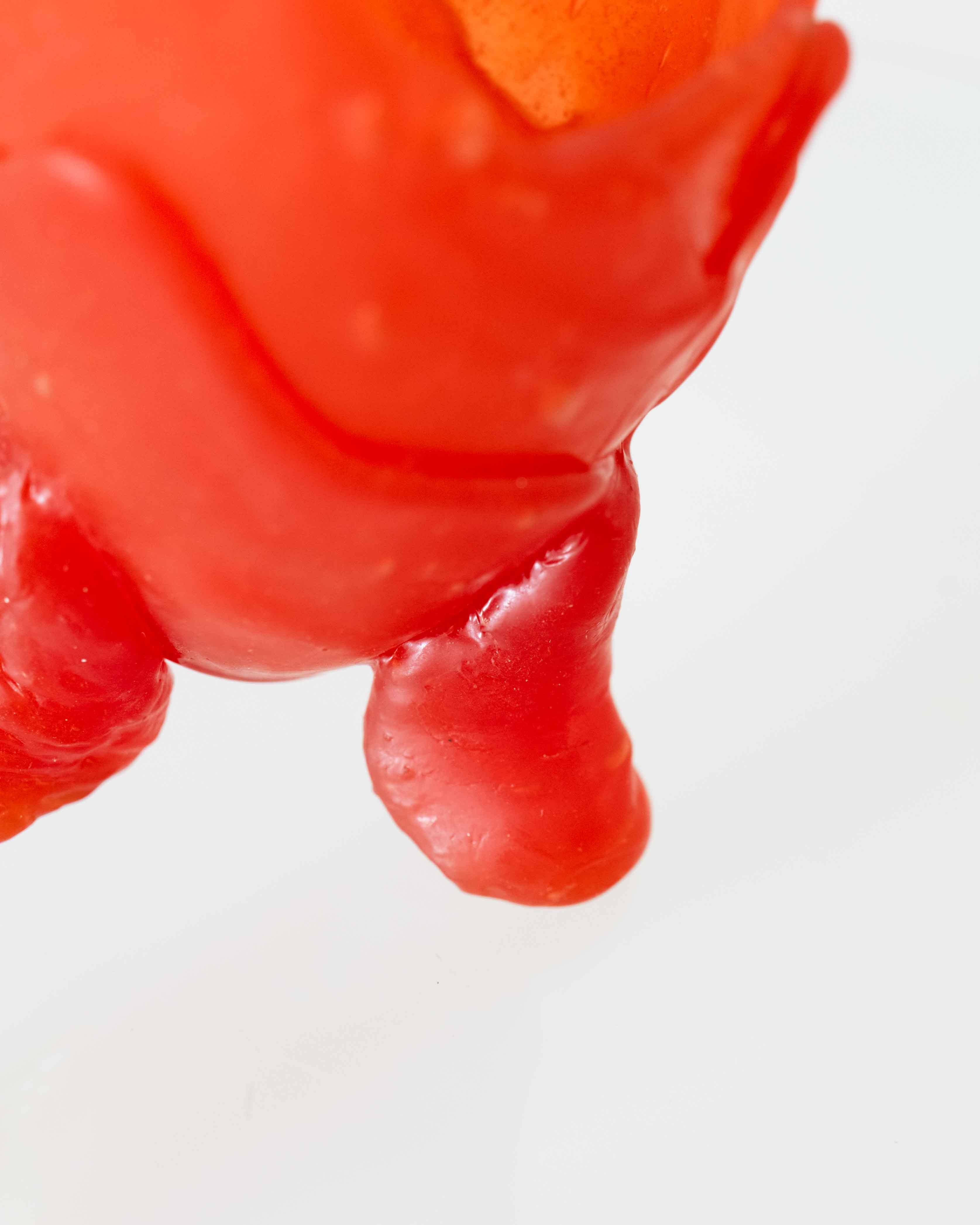 Diese Harzvase von Gaetano Pesce ruht auf drei kleinen Beinen. Die kühnen Schichten aus rotem Gießharz sind zu einer ausdrucksstarken, skulpturalen Form aufgeschichtet. Unregelmäßig, lebendig und voller Persönlichkeit.