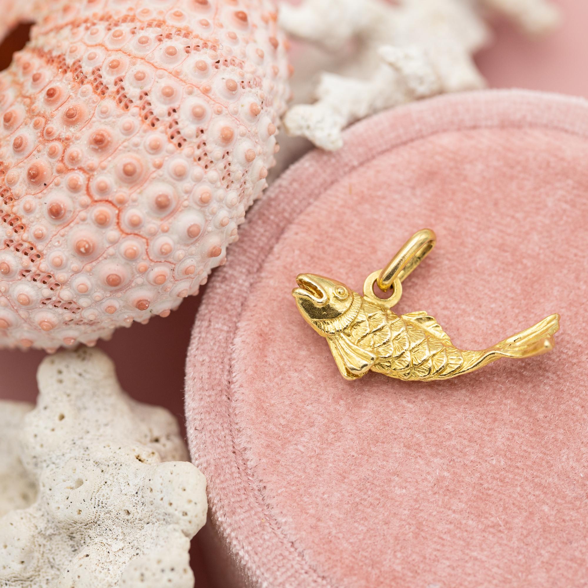 For sale is this vintage fish charm crafted in 18 karat solid yellow gold. This lovely charm is hallmarked with a Belgian 0,750 hallmark. It is well detailled and has a nice weight.

This cute animal has a nice size, is trendy and can become your