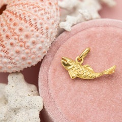 Fish - Vintage animal charm pendant - 18 karat solid yellow gold medallion