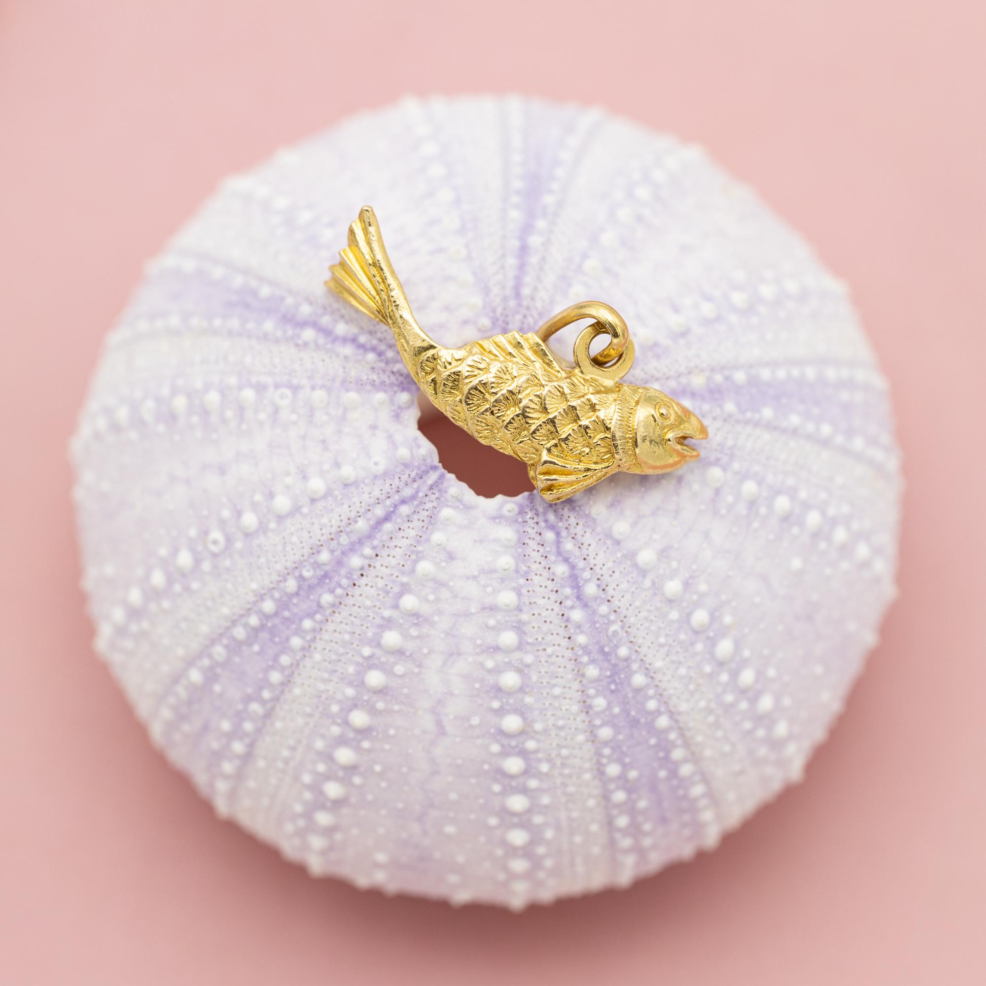 Retro Fish - Vintage animal charm pendant - 18 karat solid yellow gold medallion