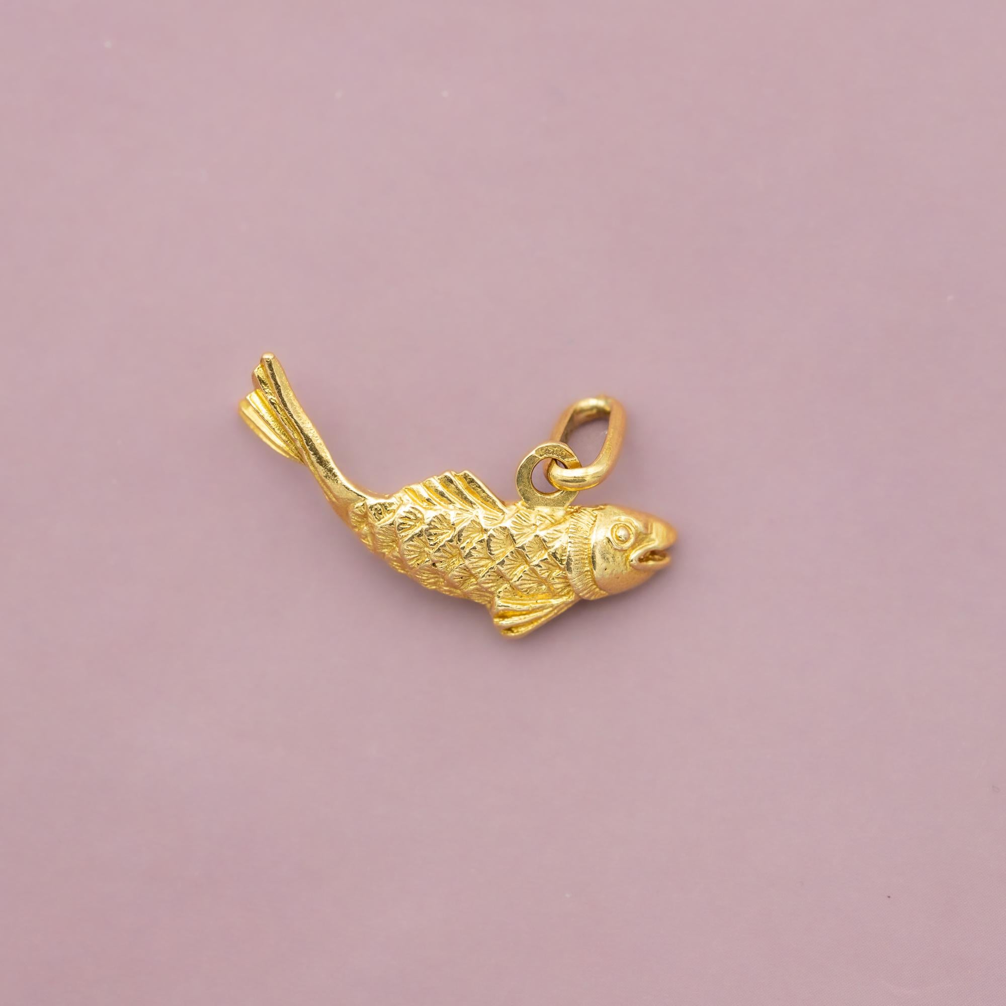 Fish - Vintage animal charm pendant - 18 karat solid yellow gold medallion In Good Condition In Antwerp, BE