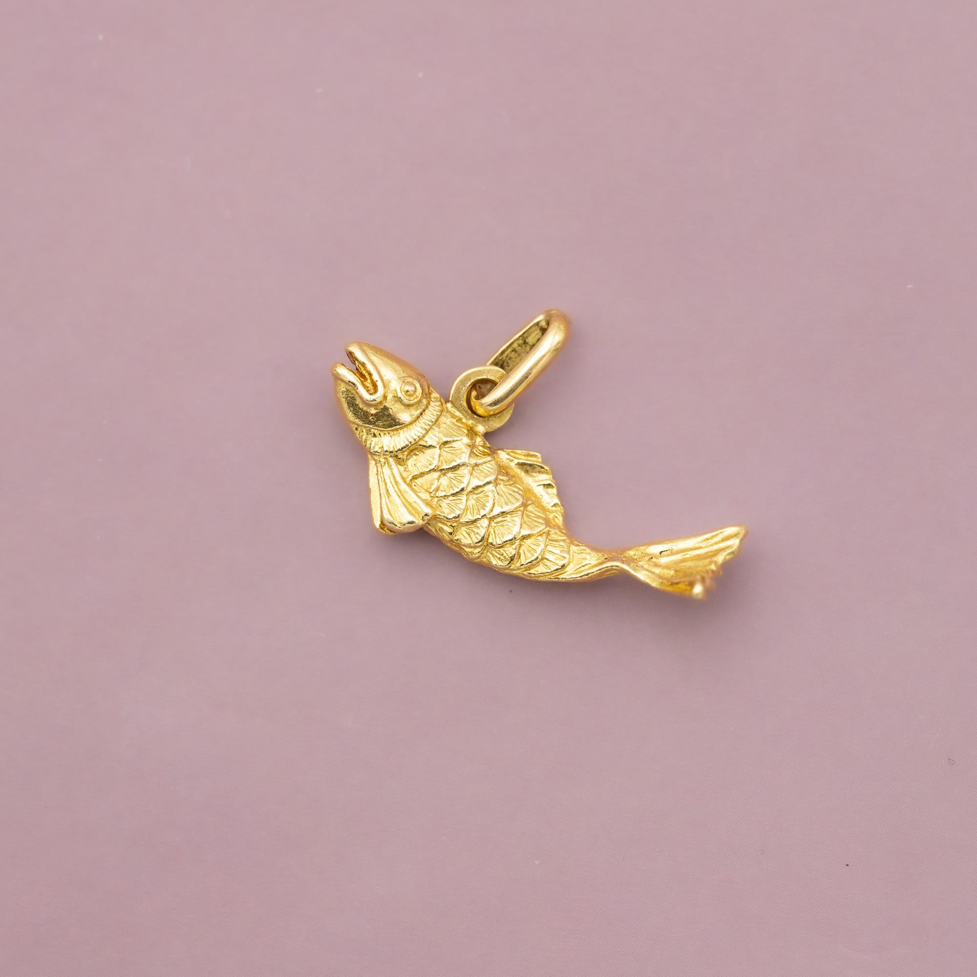 Women's or Men's Fish - Vintage animal charm pendant - 18 karat solid yellow gold medallion