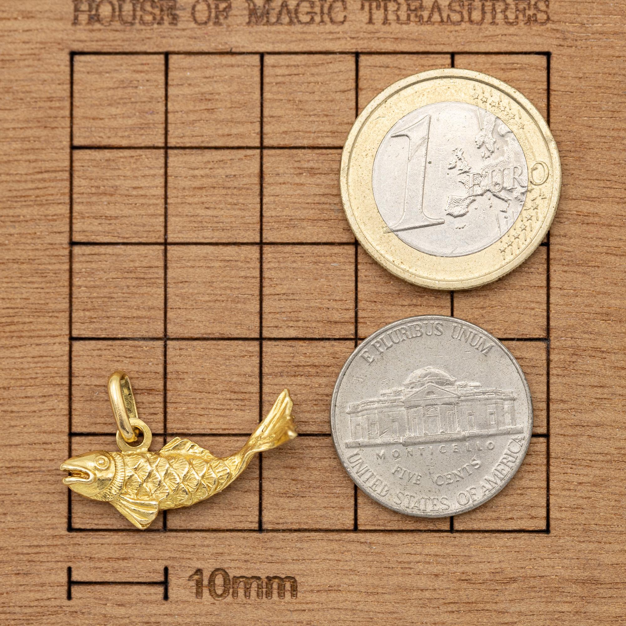 Fish - Vintage animal charm pendant - 18 karat solid yellow gold medallion 1