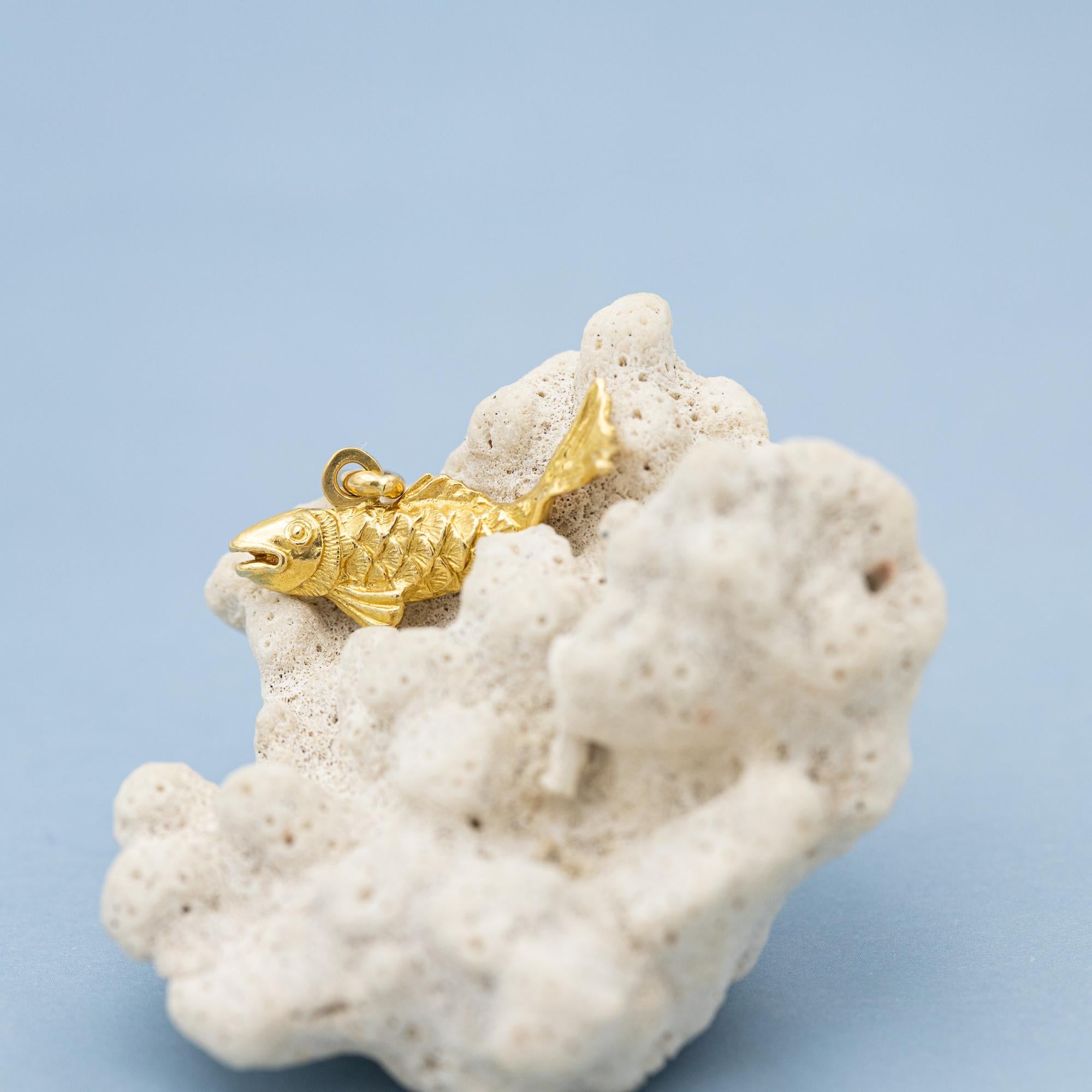 Fish - Vintage animal charm pendant - 18 karat solid yellow gold medallion 2