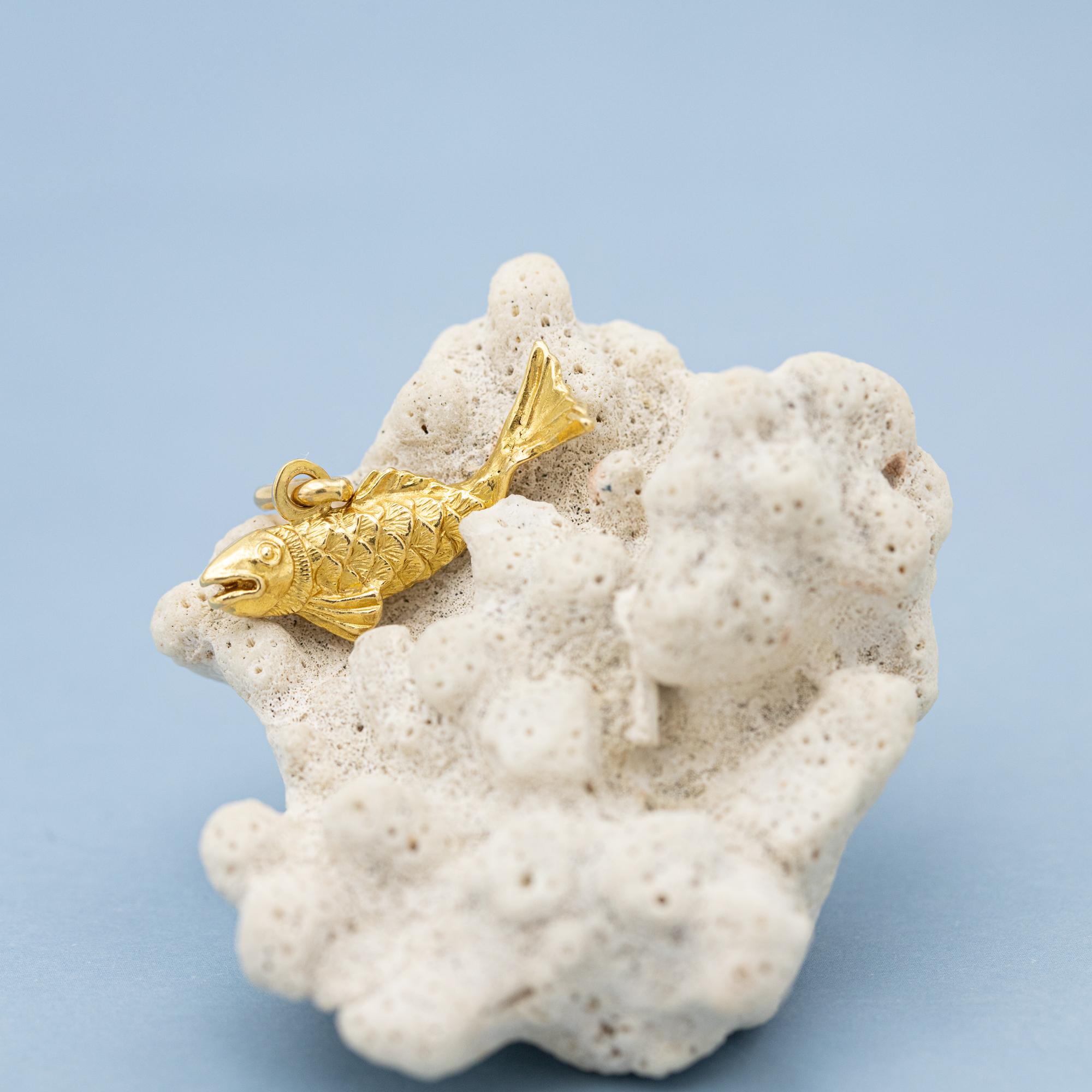 Fish - Vintage animal charm pendant - 18 karat solid yellow gold medallion 3
