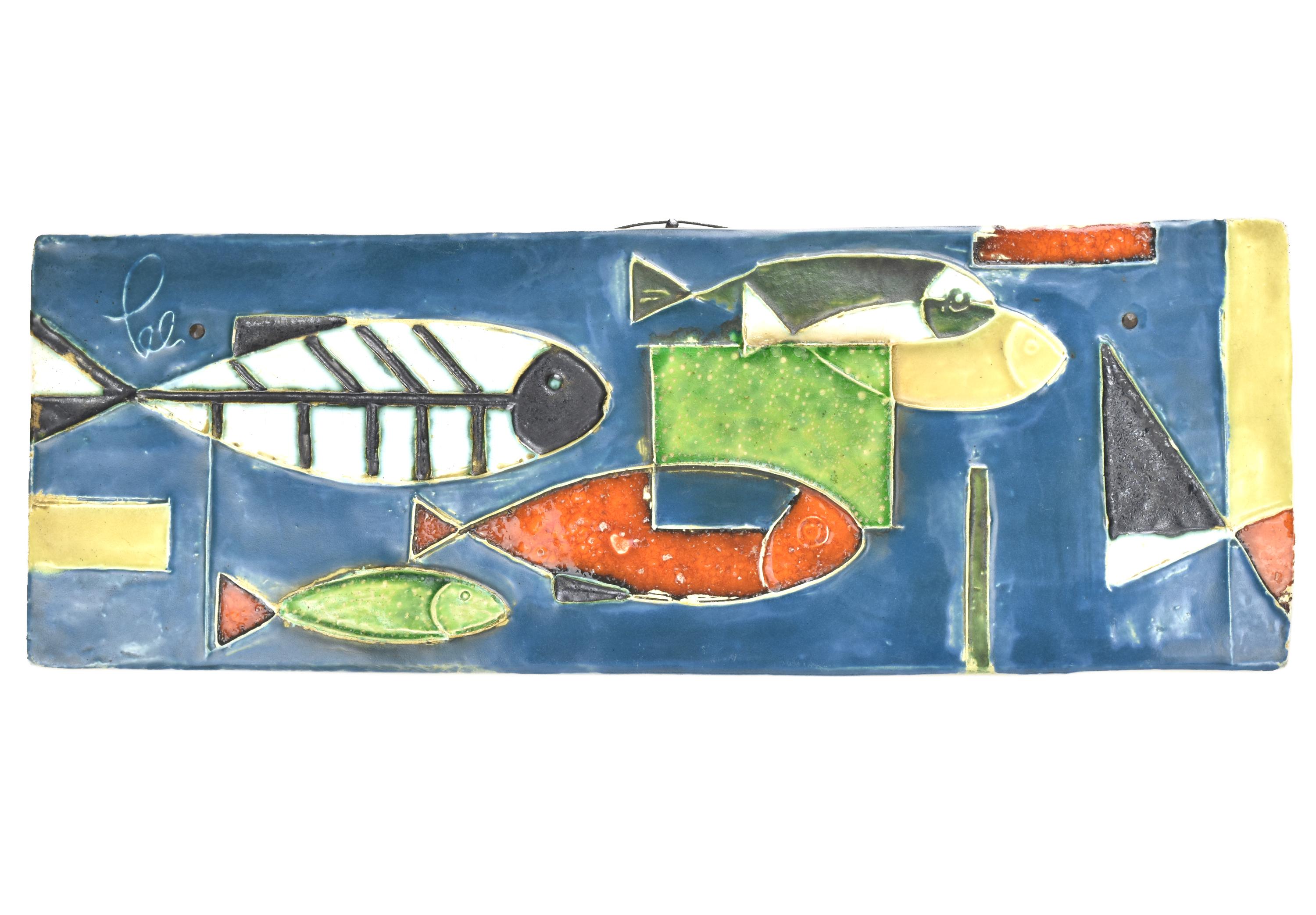 Plaque murale en poterie émaillée polychrome décorée de plusieurs poissons, créée par Helmut Schaffenacker d'Ulm dans les années 1950. Helmut Schaffenacker était un céramiste allemand de renom connu pour ses pièces de poterie décoratives, et cette