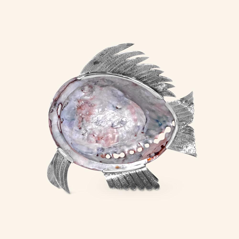 Fish with mother-of-pearl shell and eyes made of carnelian agate.

This piece is totally handcrafted, hammered and chiseled by excellent craftsmen, giving this piece a much higher future valorization. 

This animal sculpture is a unique piece