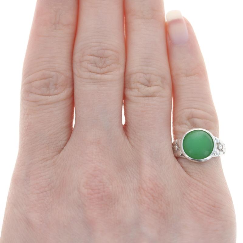 Dimensione: 5

Marchio: Fishel, Nessler & Co.
Epoca: Art Déco
Data: anni '20 - '30

Contenuto del metallo: Argento Sterling

Informazioni su A. Stone
Calcedonio naturale
Taglio: Cabochon rotondo
Colore: verde

Stile: Solitario da cocktail
Tema: