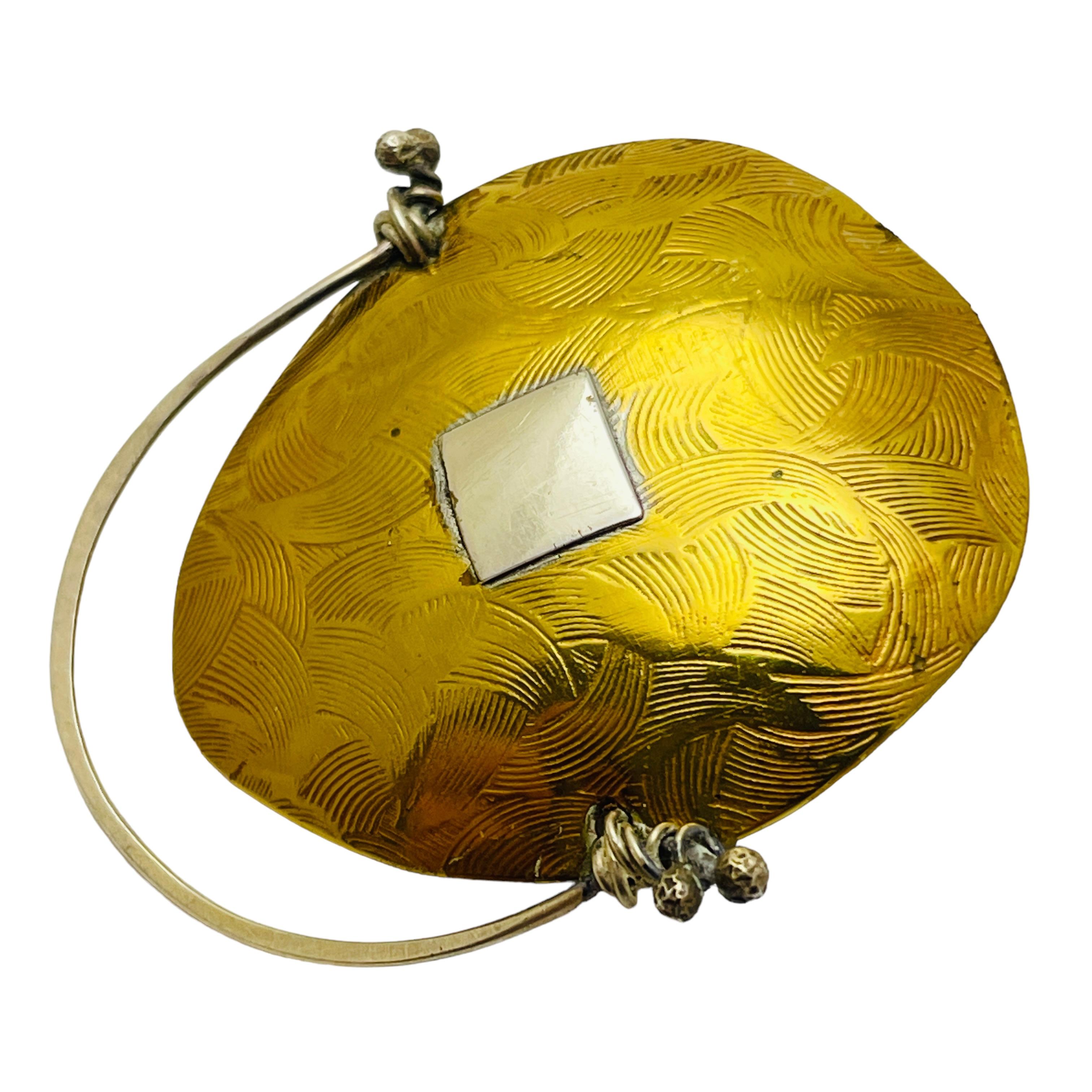 DETAILS

• signed FISHER 1999 

• gold and silver tone metal

• vintage designer brooch

MEASUREMENTS  

• 

CONDITION

•  very good vintage condition with some signs of wear 

 Sku 41

❤️❤️  VINTAGE DESIGNER JEWELRY ❤️❤️

❤️❤️  ALEXANDER’S BOUTIQUE