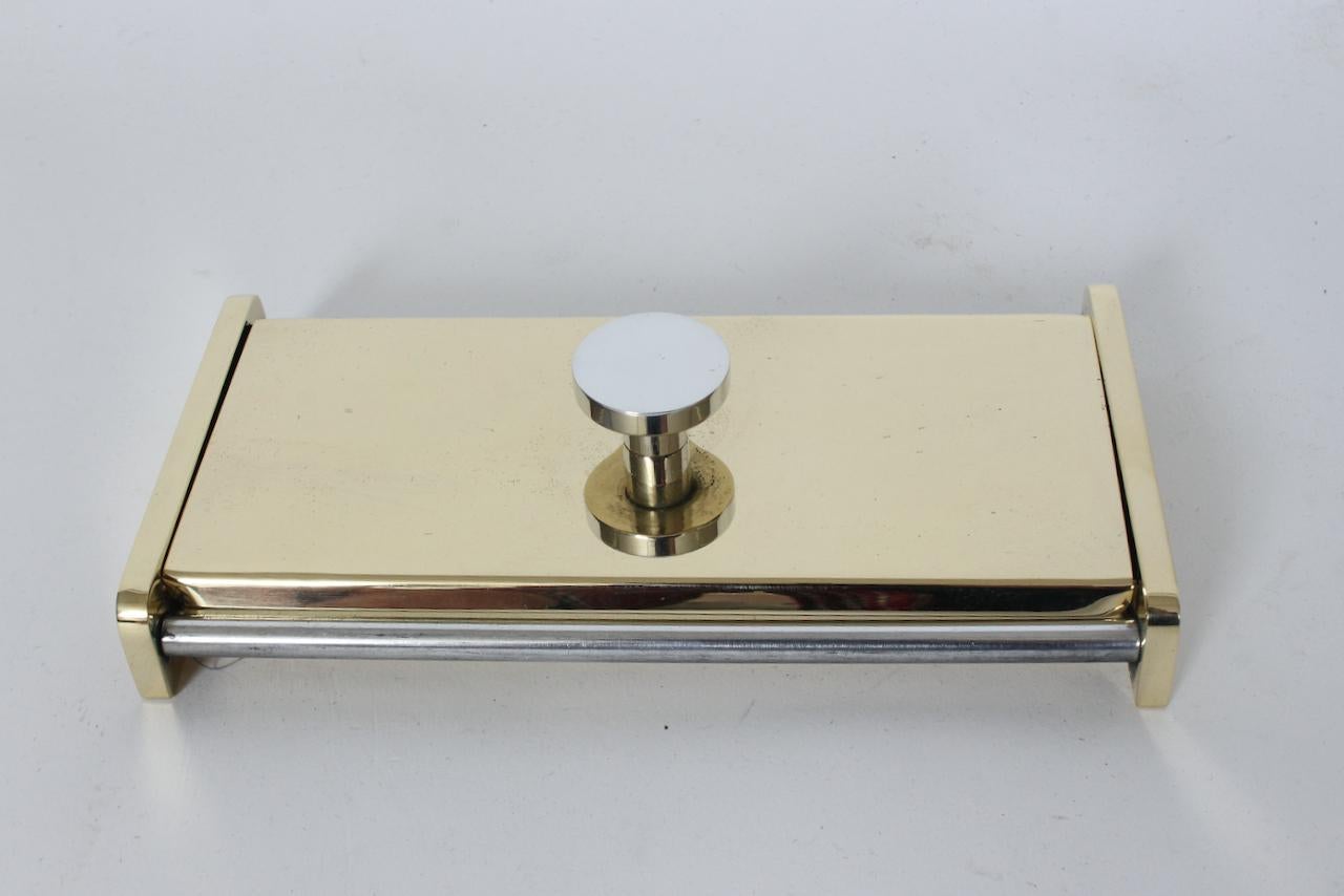 Scatola con coperchio in ottone lucido e alluminio Fisher-Crome, circa anni '40 In condizioni buone in vendita a Bainbridge, NY