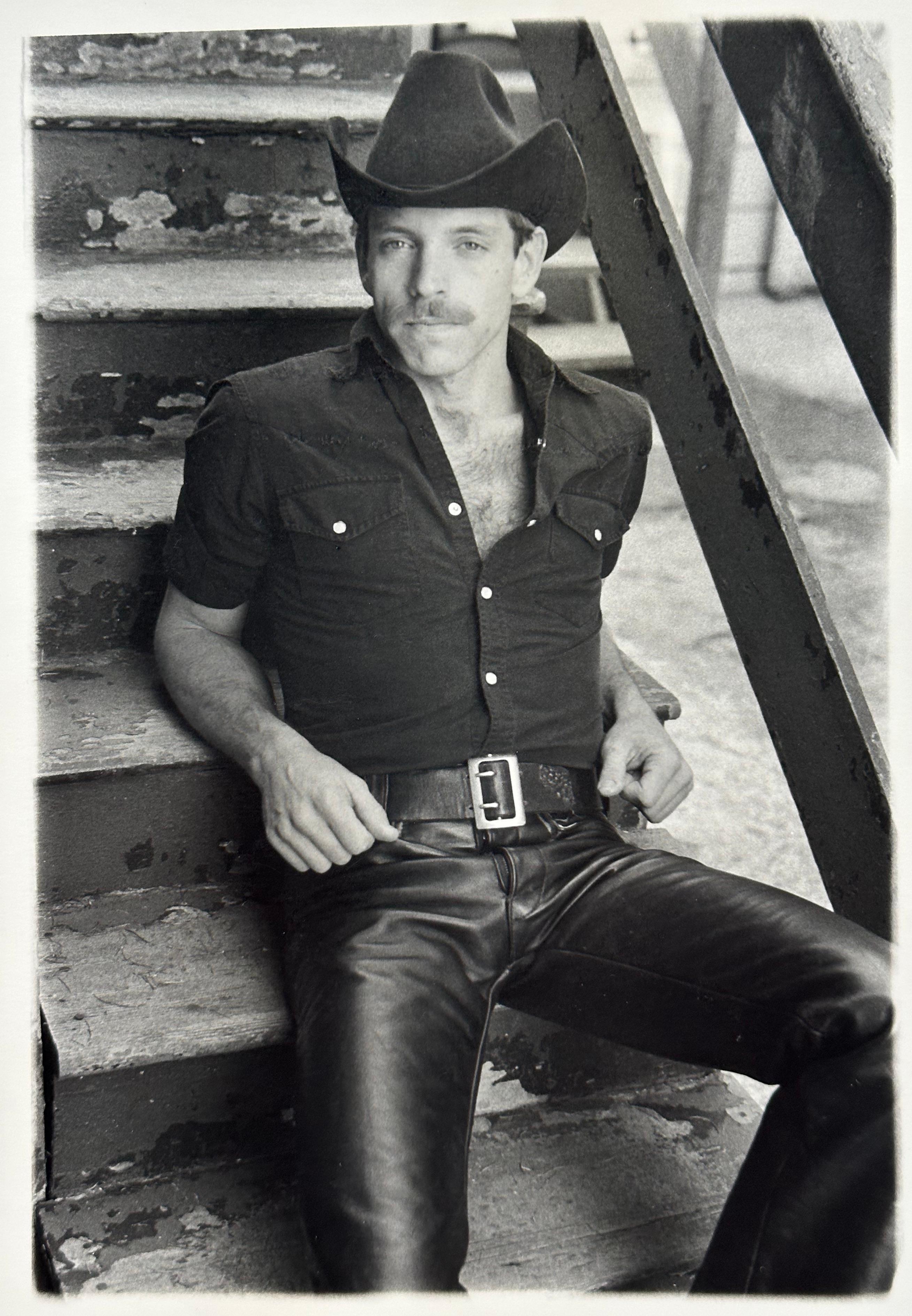 Fisher Ross Portrait Photograph – Ohne Titel, (Leatherman Cowboy), Castro, San Francisco.