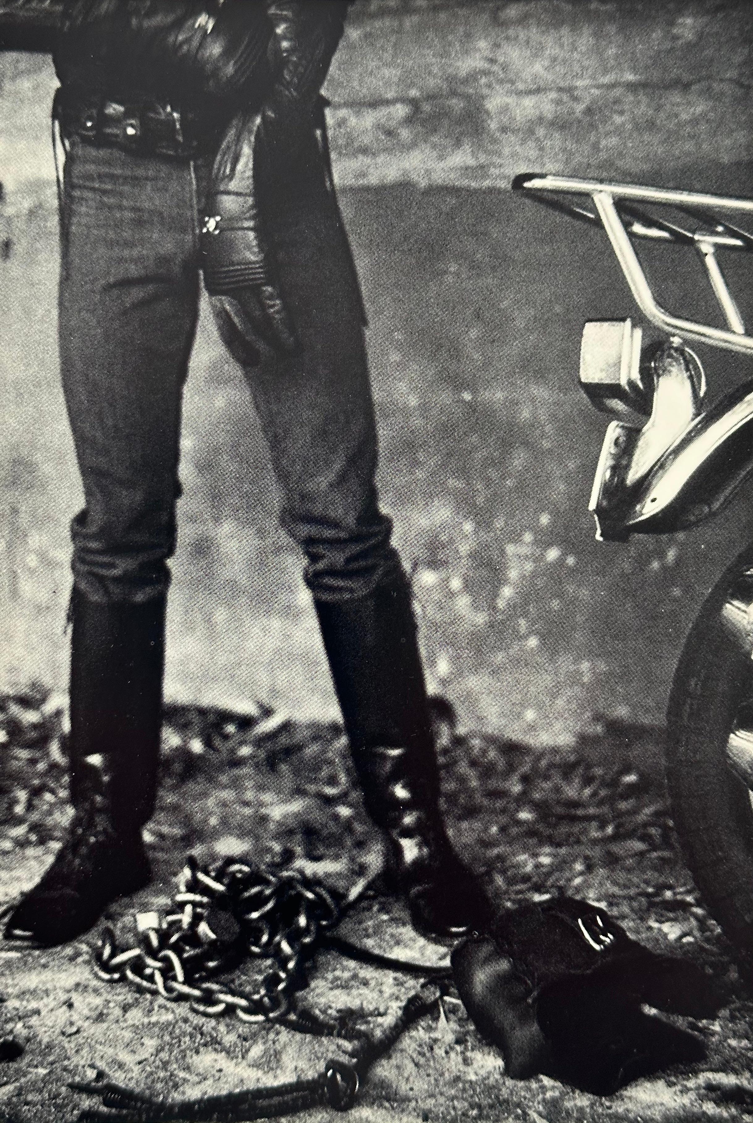 Fisher Ross Portrait Photograph – Ohne Titel, Motorcycle Bondage, San Francisco.